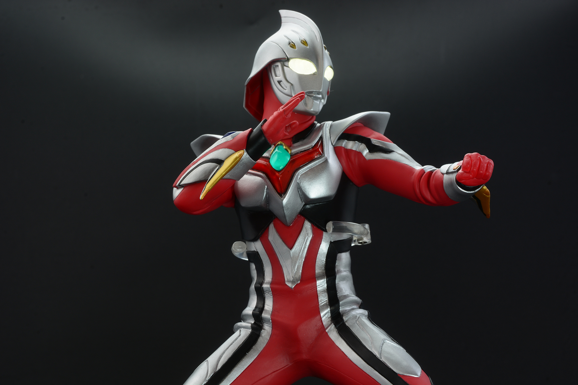 下から見上げるアングルで撮影し、ウルトラマンの巨大感を演出