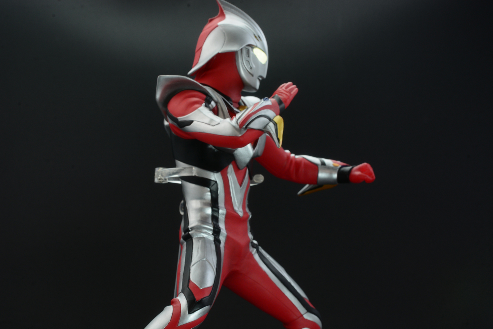 下から見上げるアングルで撮影し、ウルトラマンの巨大感を演出
