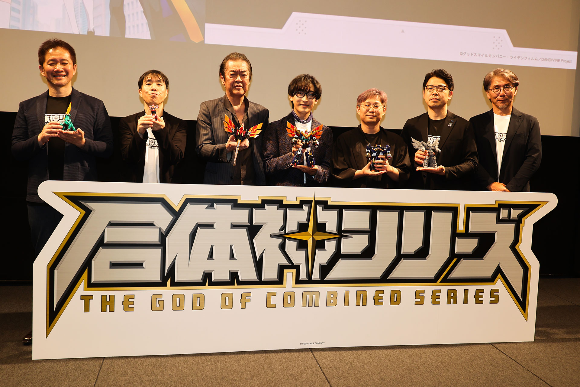 写真左から、「合体神シリーズ」総合プロデューサーの田中宏明氏、ライデンフィルム代表 アニメーションプロデューサーの里見哲朗氏、シリーズ構成・脚本を担当した井上敏樹氏、声優の寺島拓篤さん、監督の曹毅氏、タカラトミー上席執行役員の髙原文彦氏、グッドスマイルカンパニー・会長の安藝貴範氏