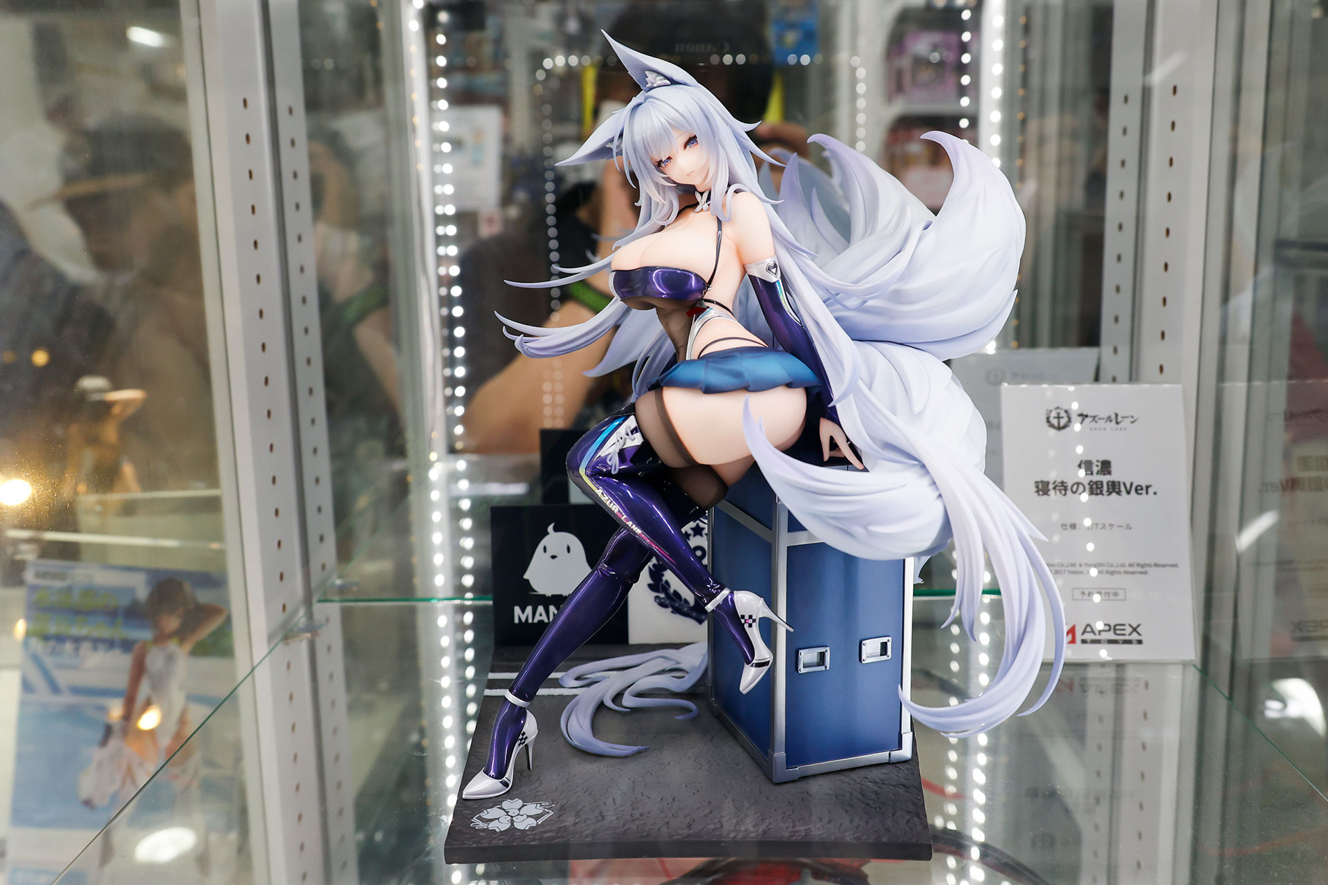 フィギュアの素材はPVCとABSで、台座部分を含む全高は約250mmだ