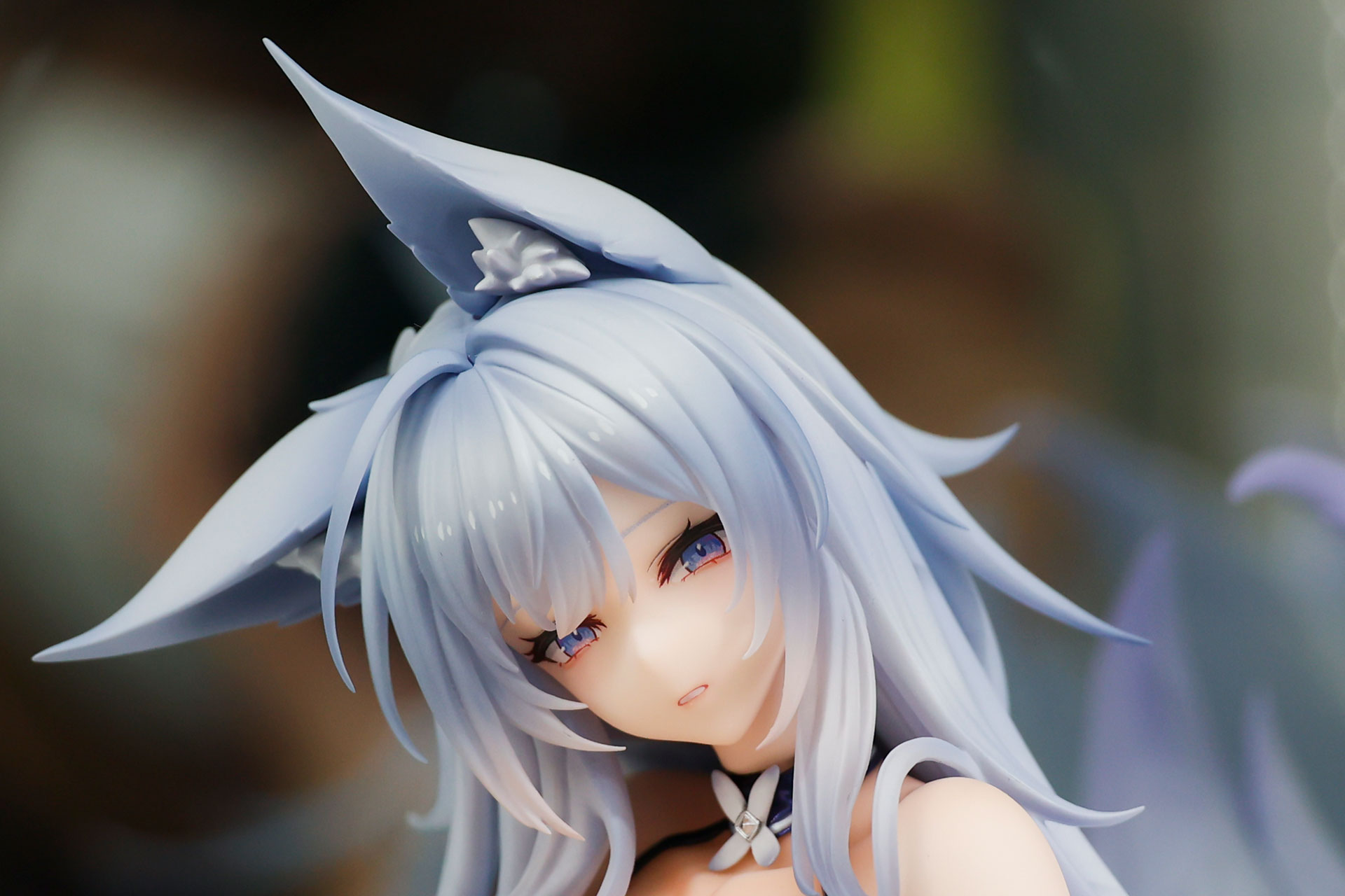 淡い髪色と白い素肌が絶妙だ