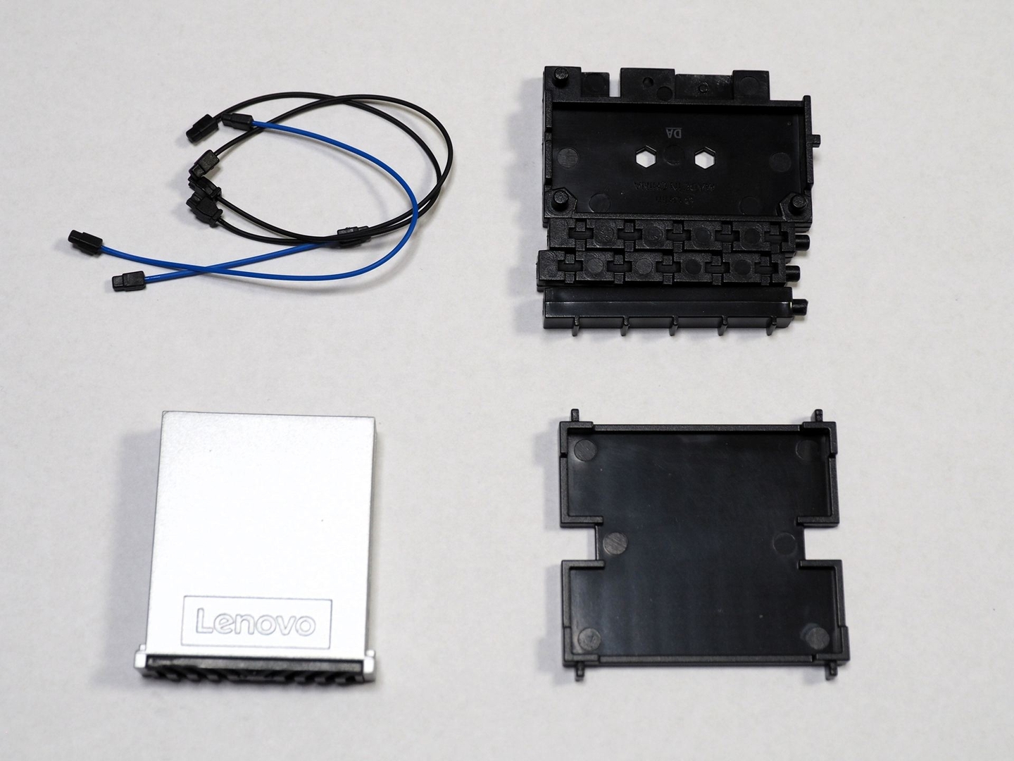 「ThinkSystem DM3200F」本体と付属品