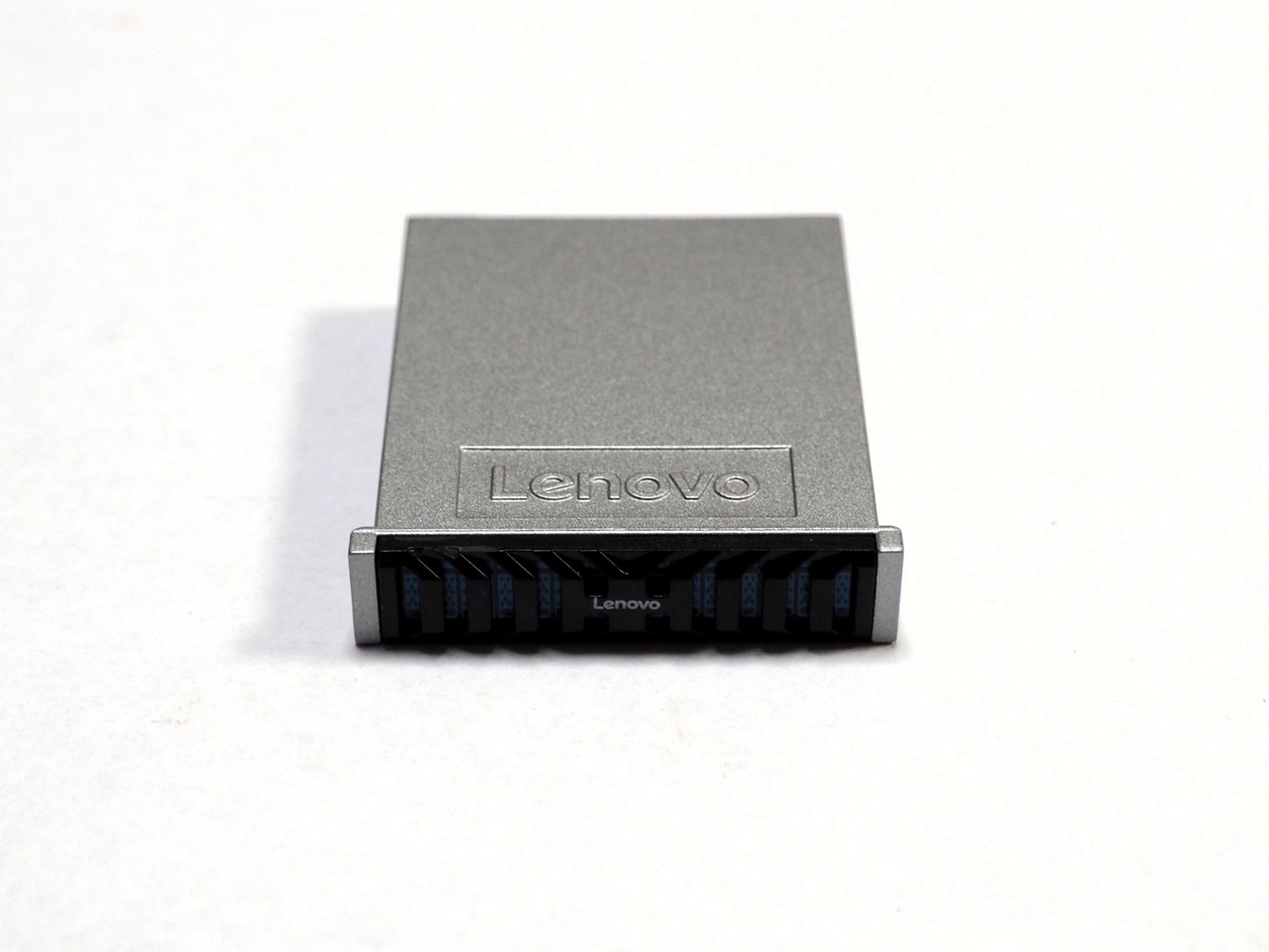 「ThinkSystem DM3200F」本体