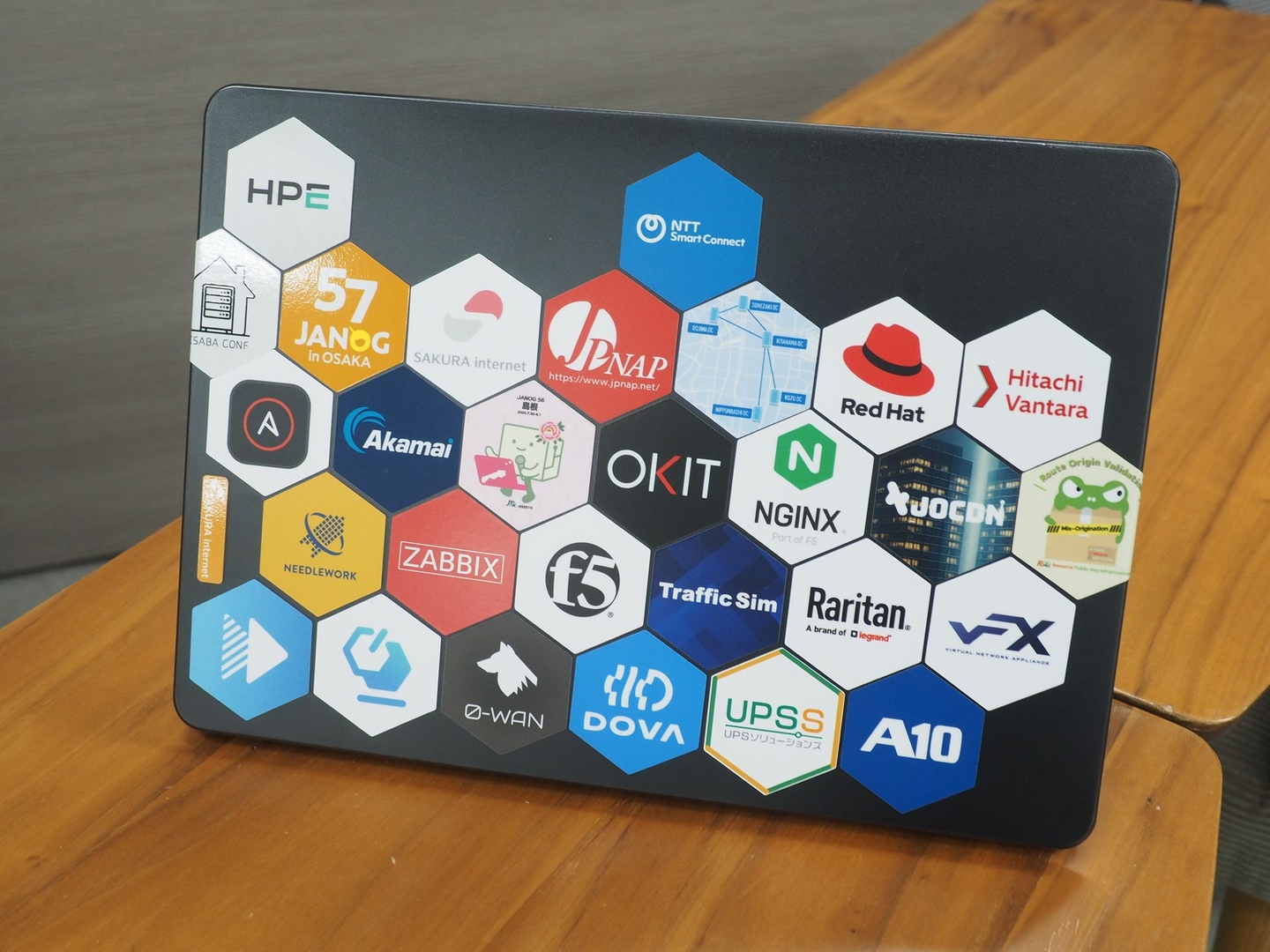 昨年から展開している統一ステッカー企画「Tech Tiles」も参加企業・団体が増えた
