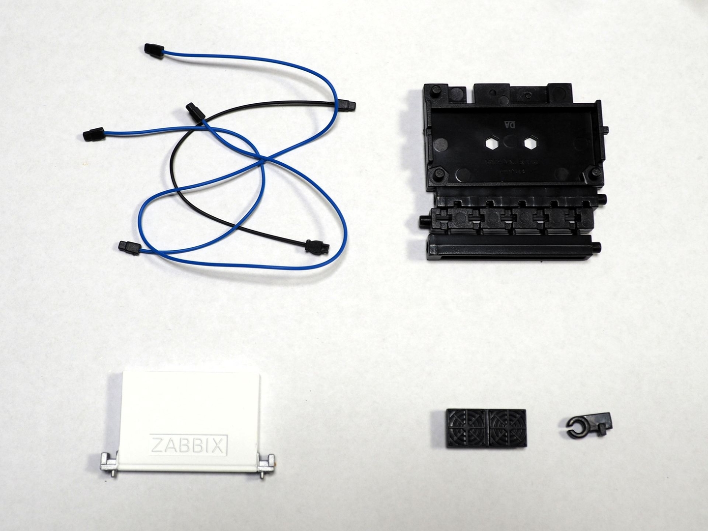「Zabbix Enterprise Appliance ZS-7700」本体と付属品