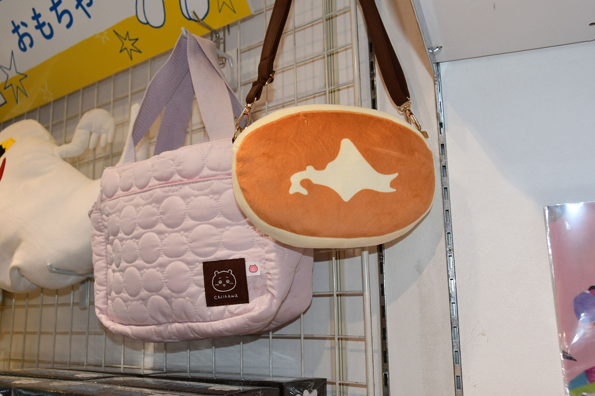 書店ではこのように商品自体を置くスペースがなく、パッケージの"中身"をこのように触れる機会はなかったという