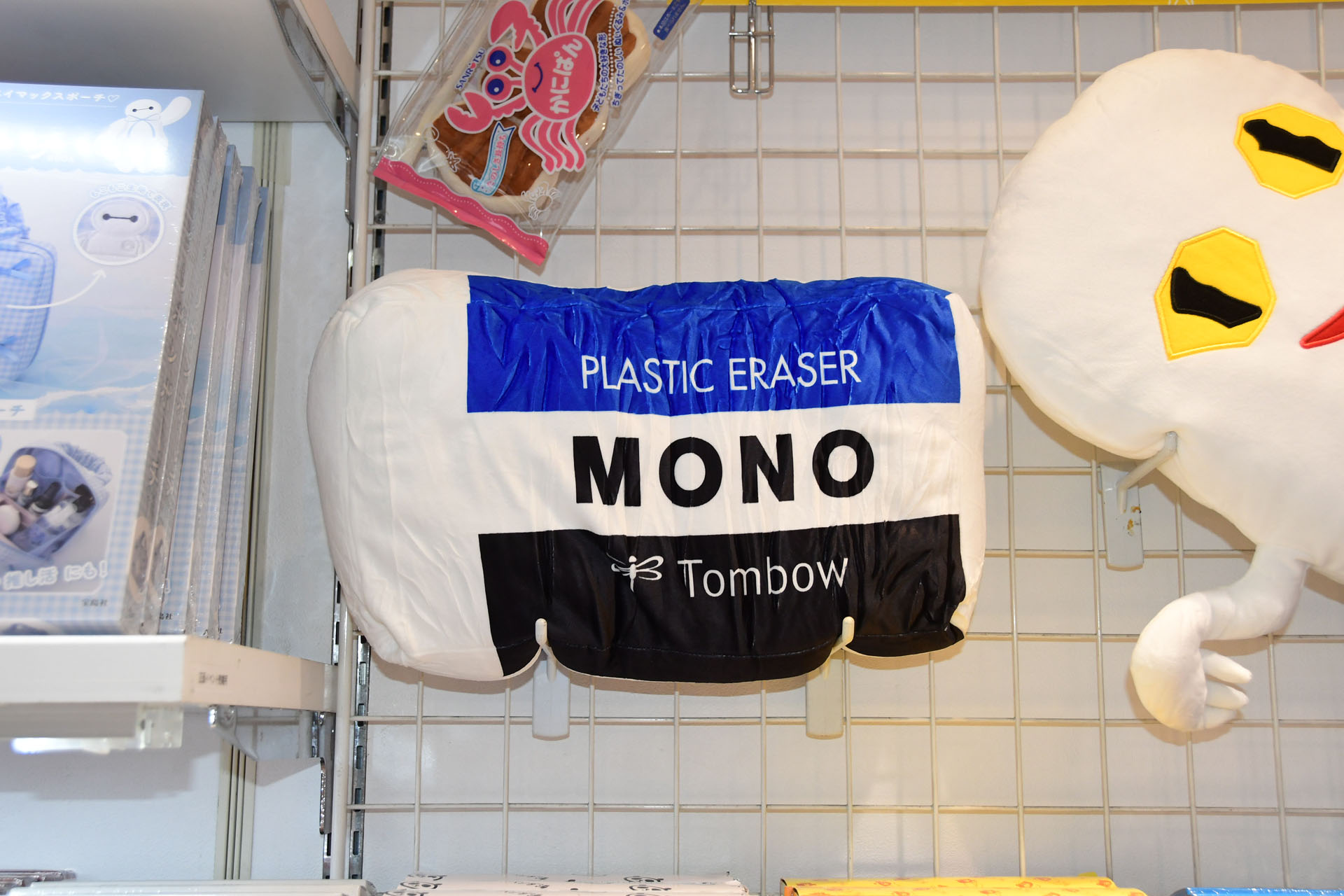 書店ではこのように商品自体を置くスペースがなく、パッケージの"中身"をこのように触れる機会はなかったという