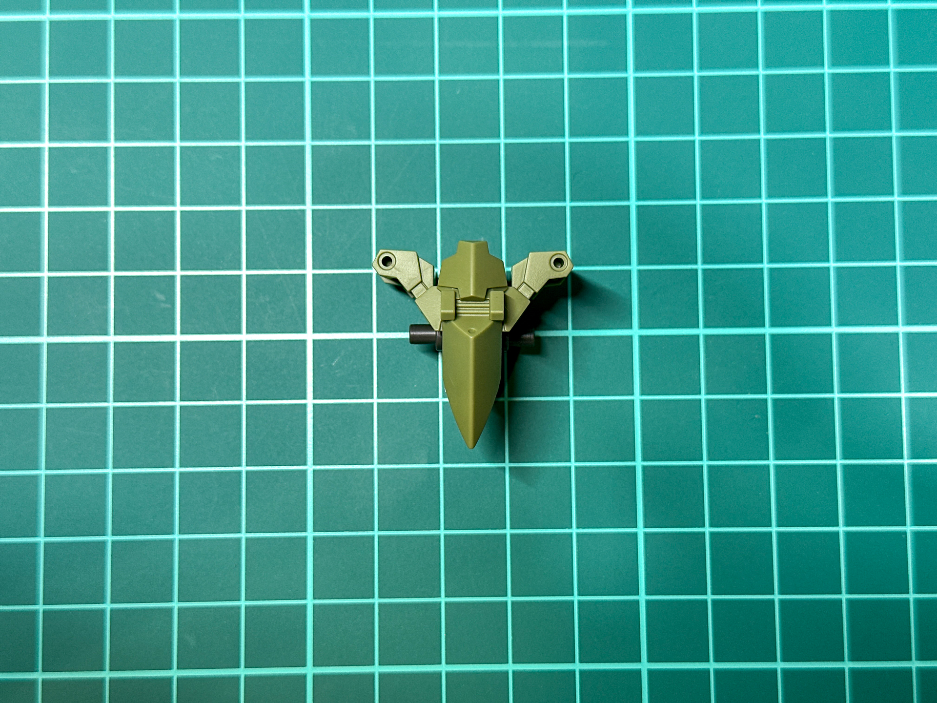 本機の腰部はスカートパーツのないデザインです。