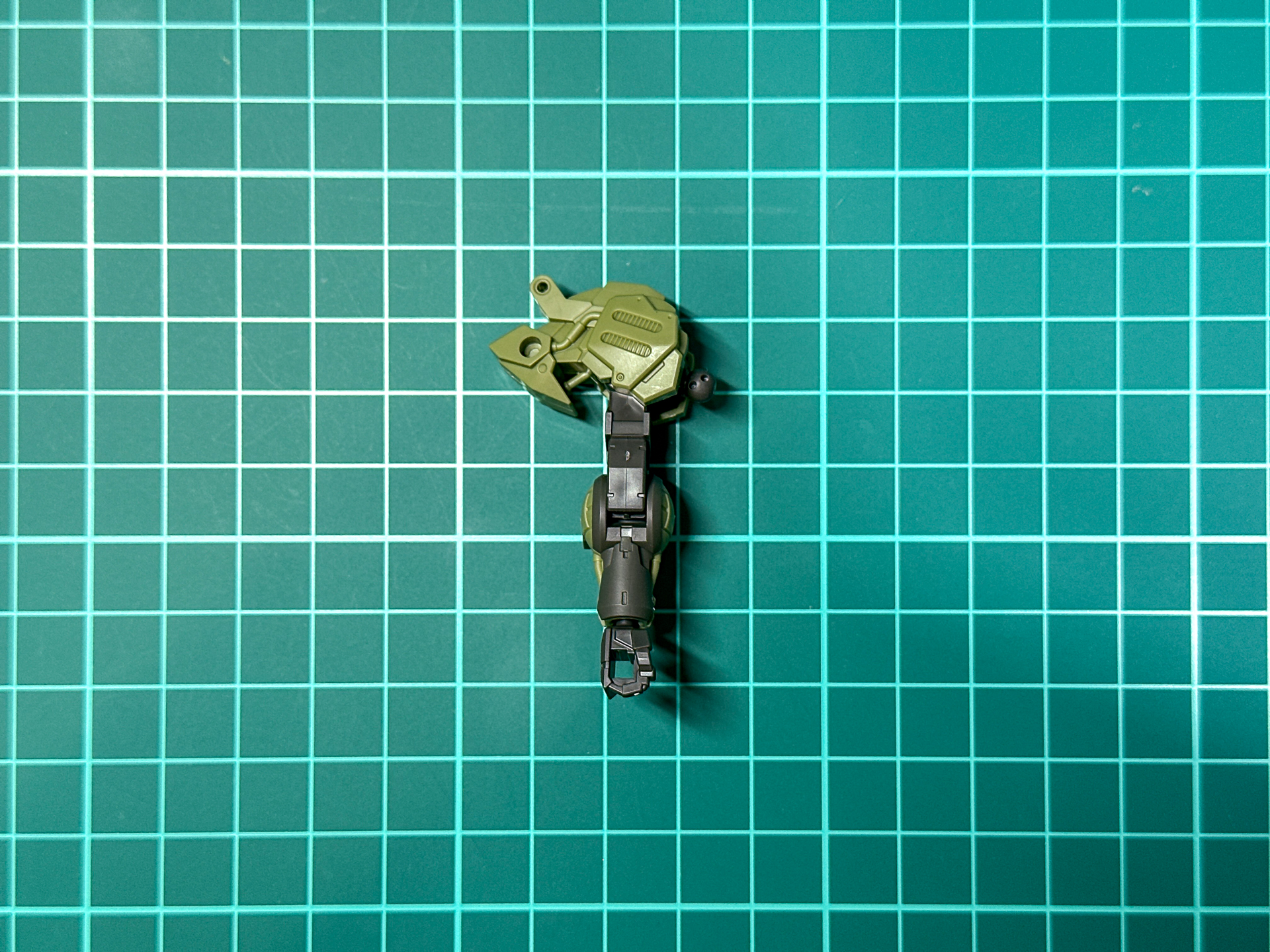 ハンドパーツは左右ともに武器持ち手が付属します。