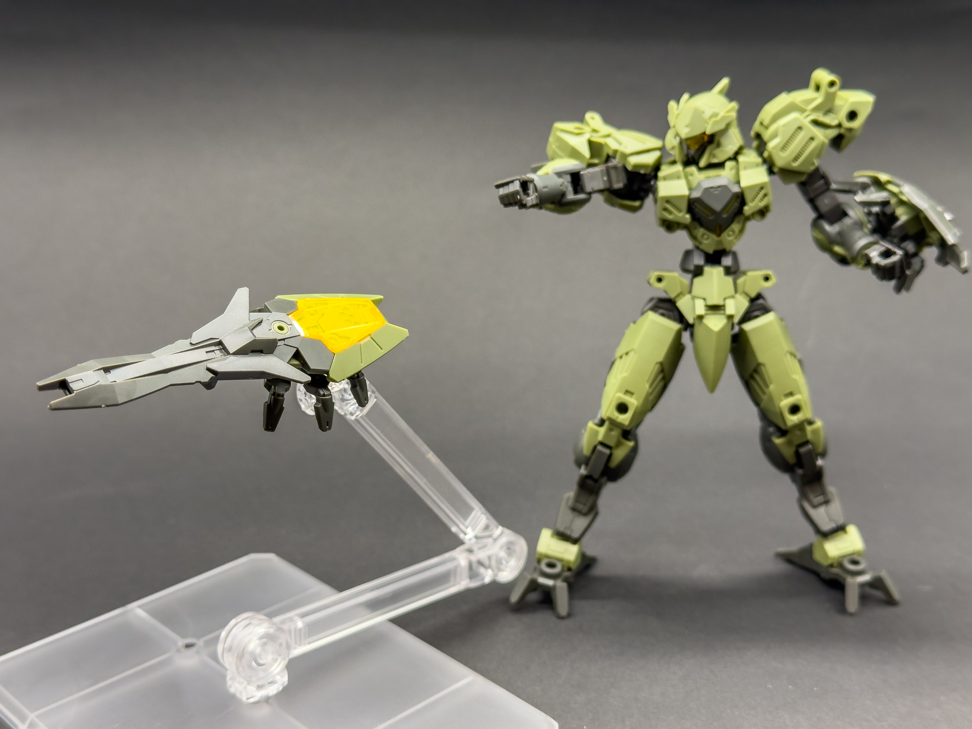 ロイロイは分離することで自立兵器としての展示もできます。