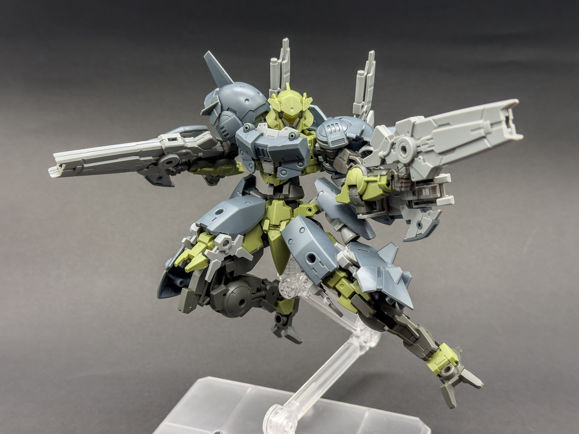 フルアーマー形態でもノヴァルヴの可動域を活かしたポージングができます。