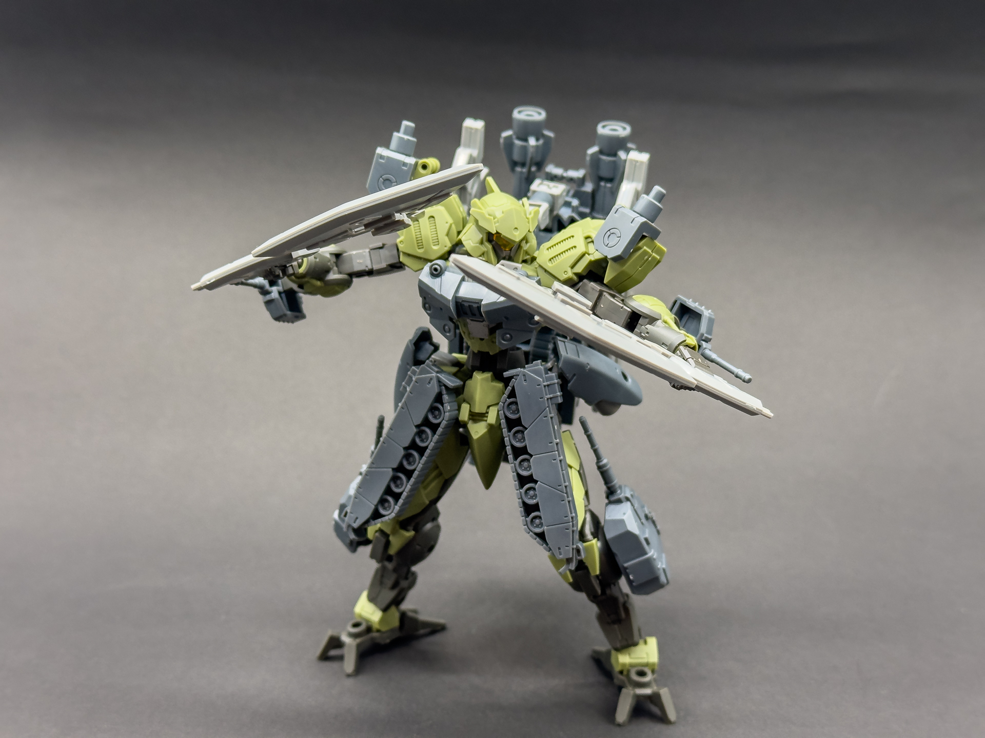 人型形態では、戦車の砲塔を各部に、履帯部分を追加装甲として装備しました。