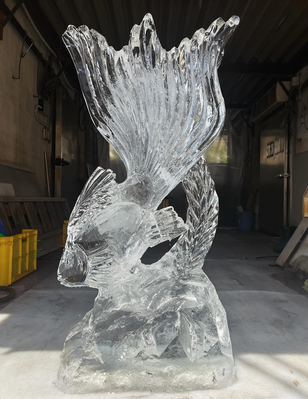 会場では、“空想いきもの”をモチーフにした氷彫刻展示も実施。透明な氷から削り出される幻想的な造形作品が、夏のワンフェス会場を彩る。一部時間帯では彫刻師による制作実演の実施を予定