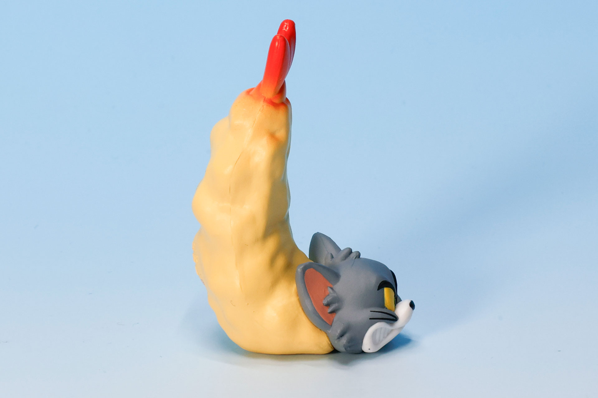 しっぽの鮮やかな赤色がアクセントだ