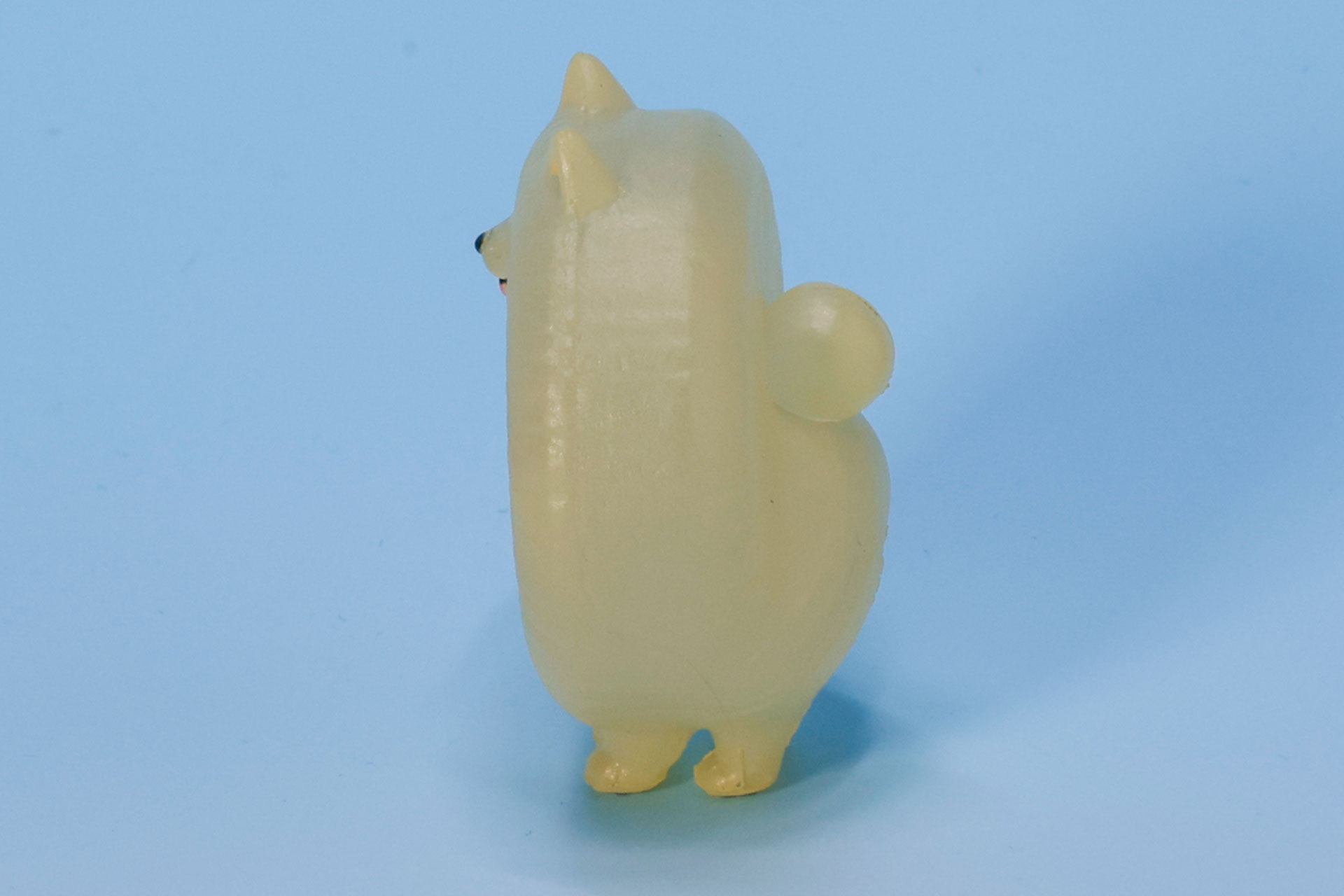 横から見るとかなりユニークなフォルムをしている