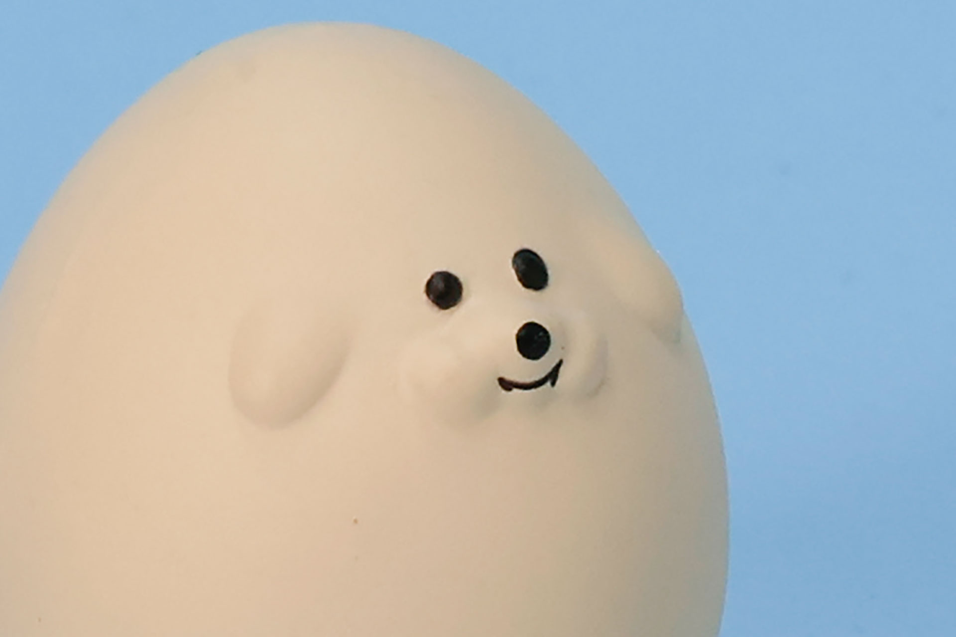つぶらな瞳と控えめな笑顔に、思わずほっこり