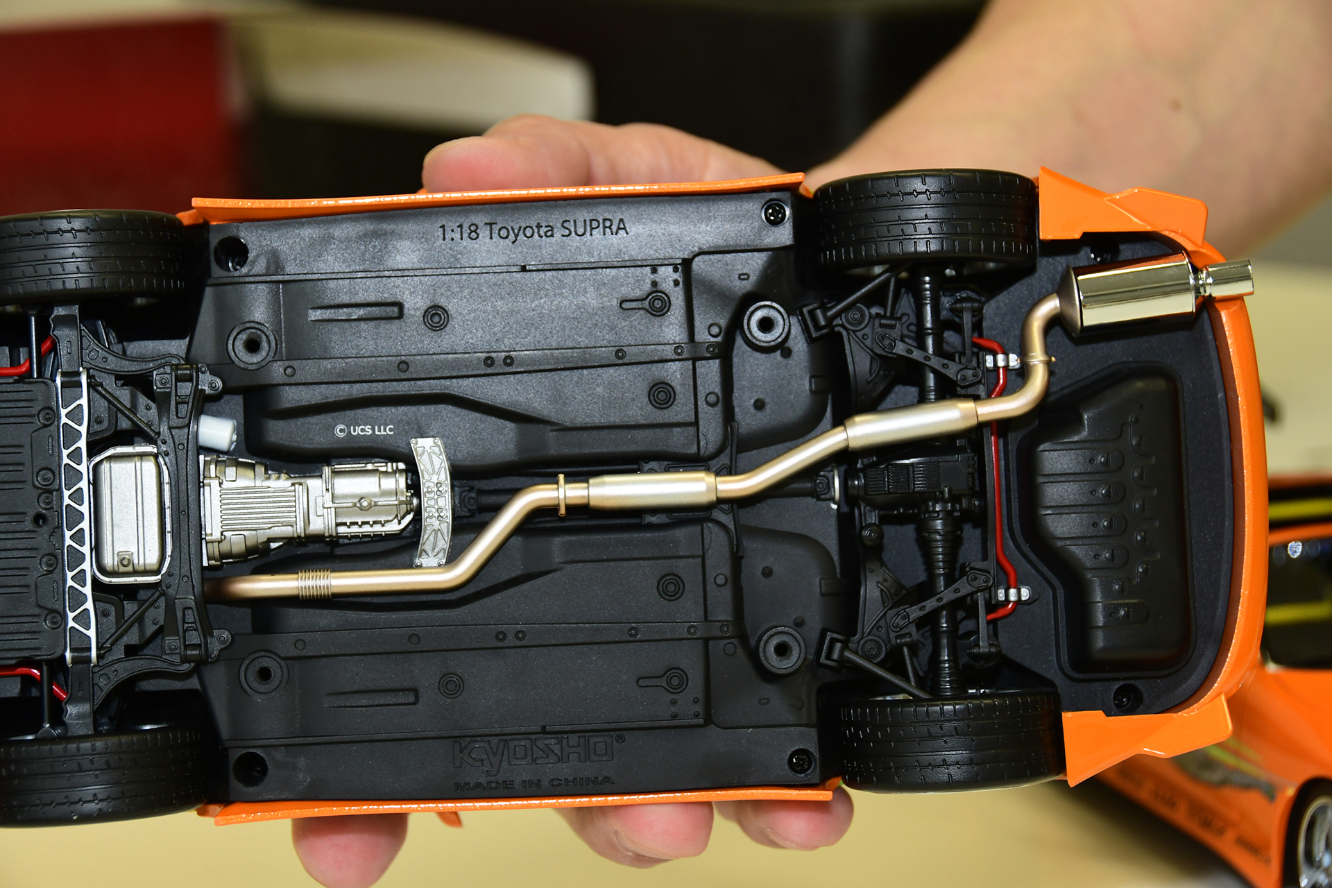 もちろんシャシーもしっかりと作り込まれている。実車をジャッキアップして取材したという