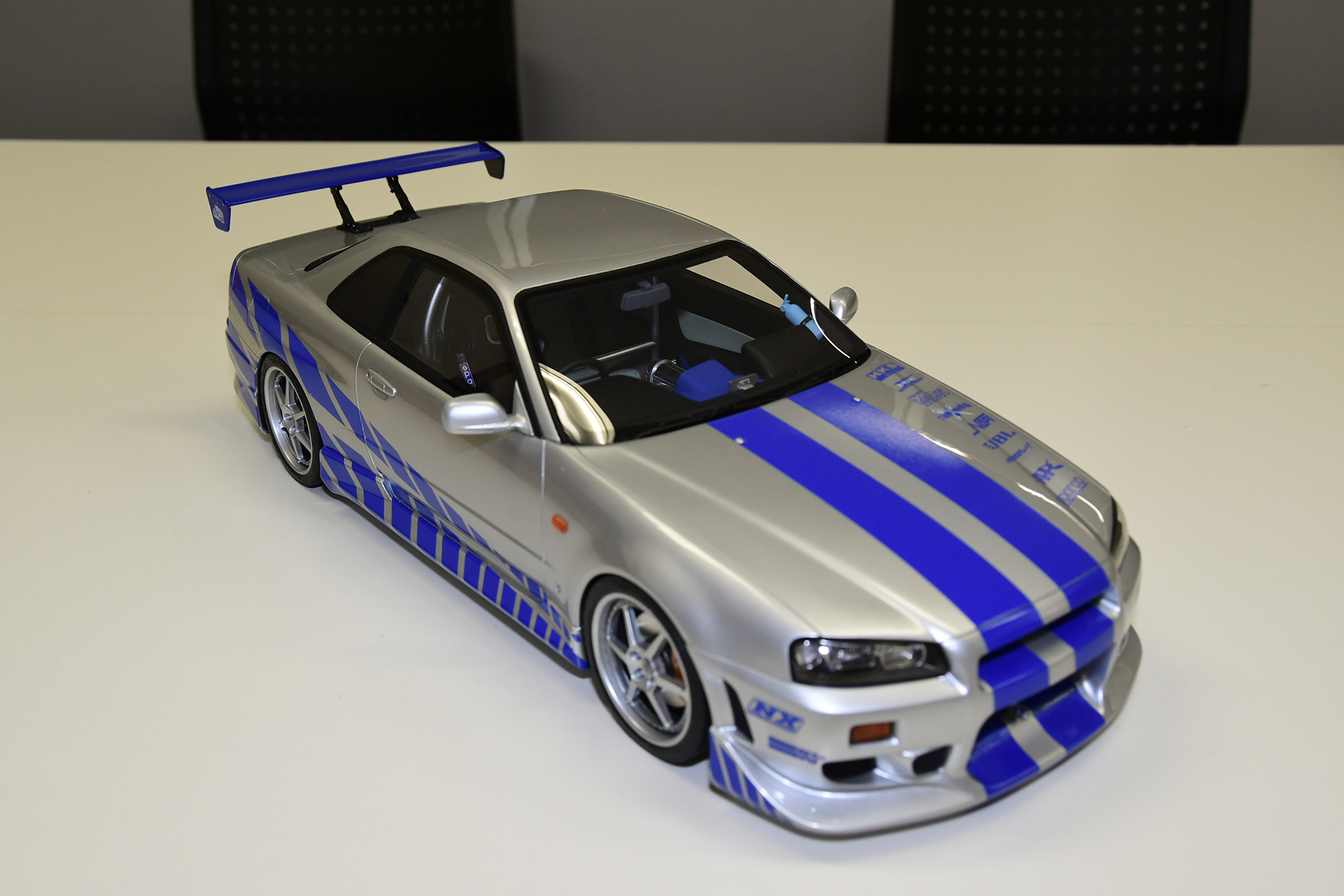 発売中のレジンモデル「1/12 日産 スカイライン R34 GT-R 2001 "Fast & Furious"  (シルバー×ブルーストライプ)」こちらの価格は53,900円