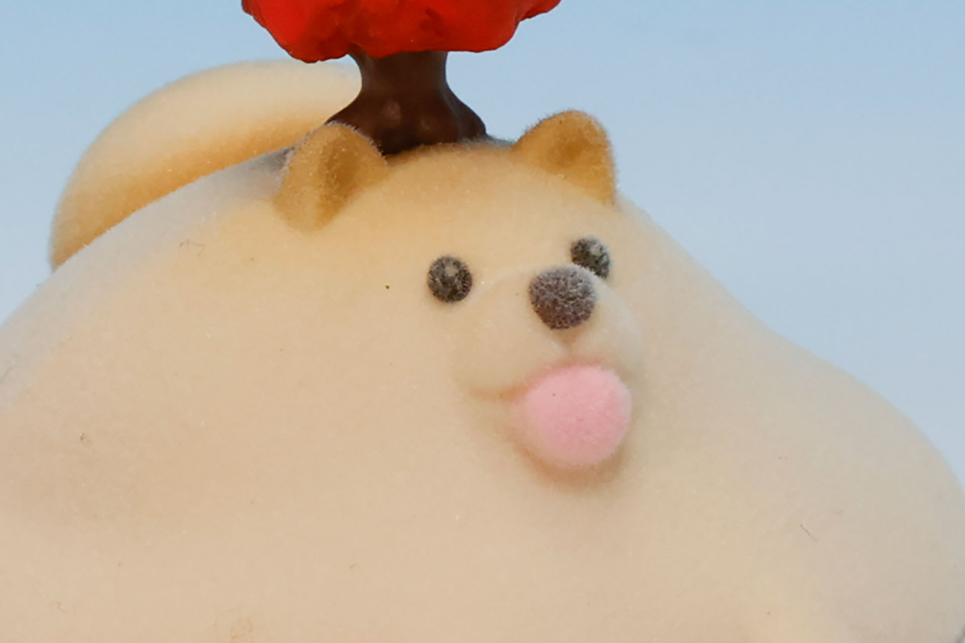 ぺろっと出した舌がアクセントになっている