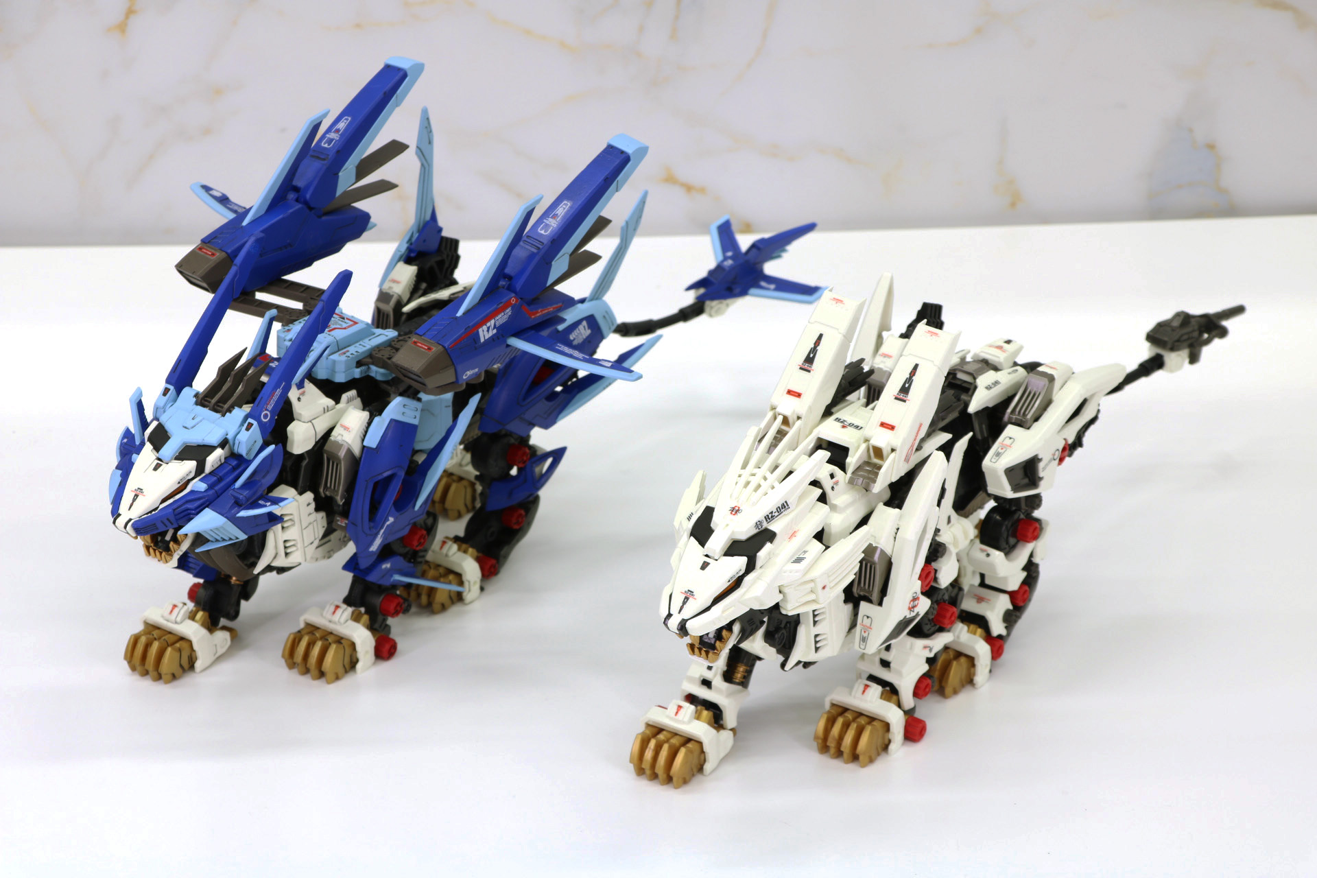 「AZ-02 ライガーゼロ」（右）と比較。イエーガーのアーマーやブースターのボリュームアップ感がうかがえる