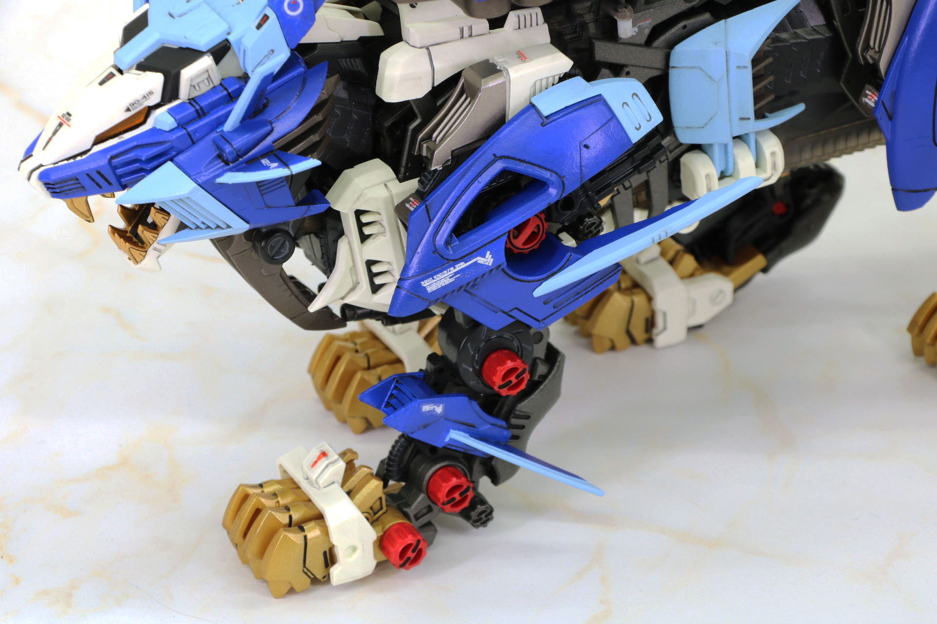 脚部のアーマーも軽量かつエアロを感じる鋭角なシルエットに