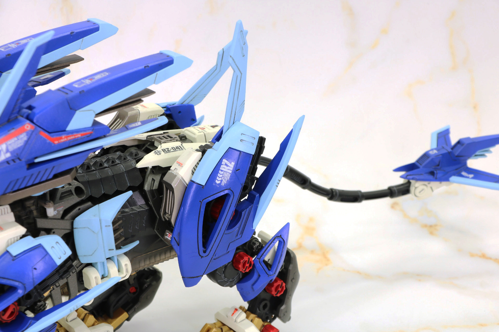「AZ-02 ライガーゼロ」（右）と比較。イエーガーのアーマーやブースターのボリュームアップ感がうかがえる