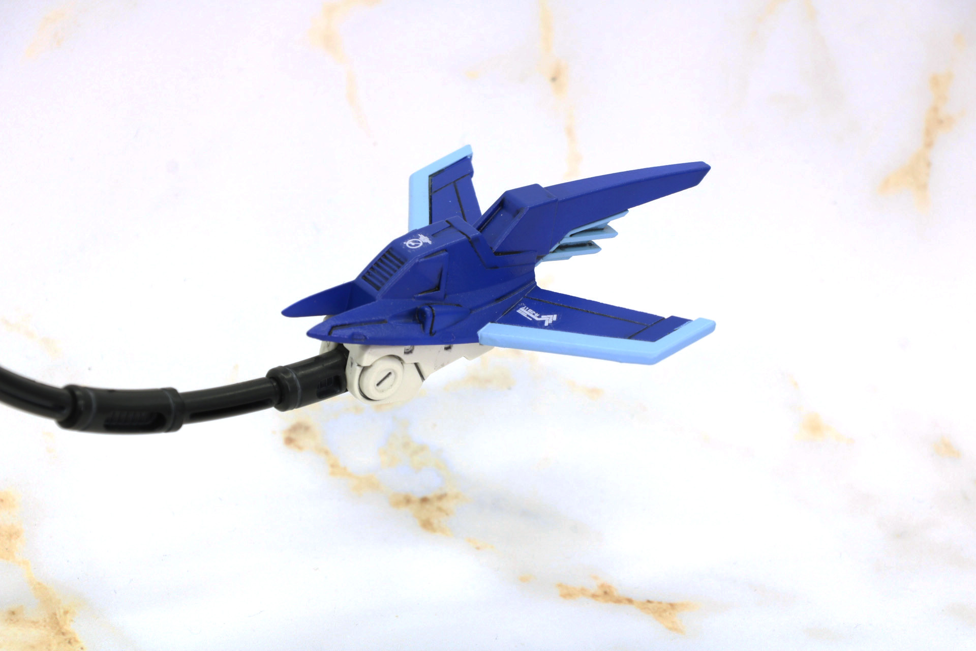 「AZ-02 ライガーゼロ」（右）と比較。イエーガーのアーマーやブースターのボリュームアップ感がうかがえる
