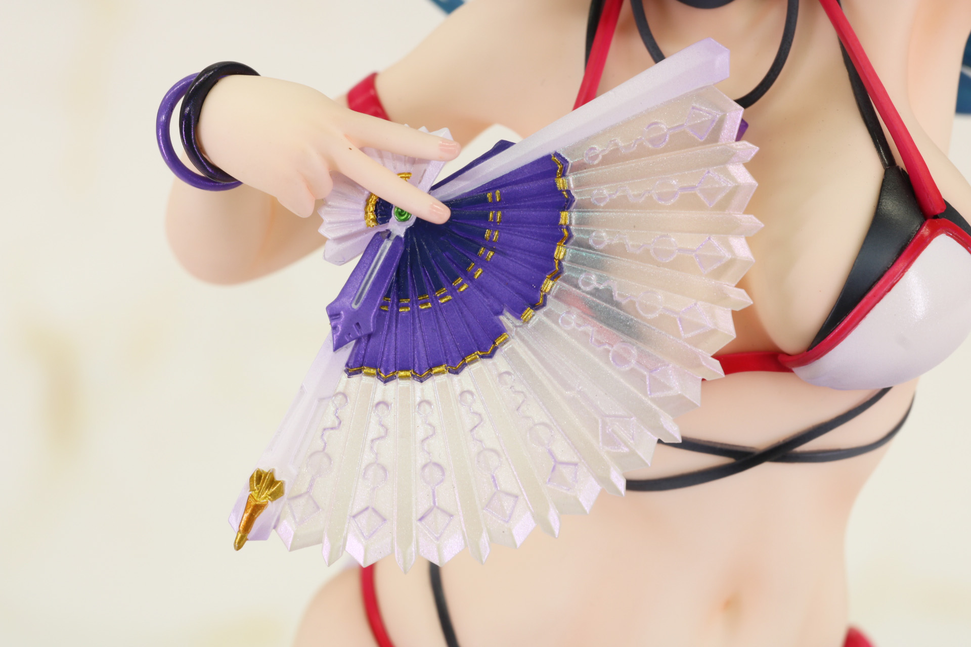扇子にはレインボージャークの頭部をイメージした造形があり、色分けも細部まで施されている