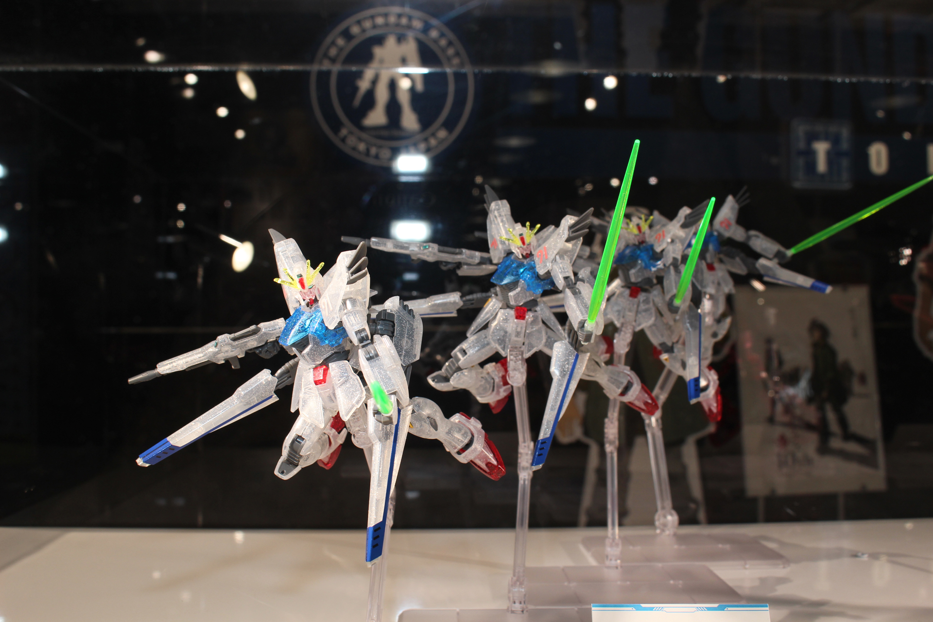 ガンダムベース東京の展示コーナーでは、残像をイメージした4体の完成品が展示されていた