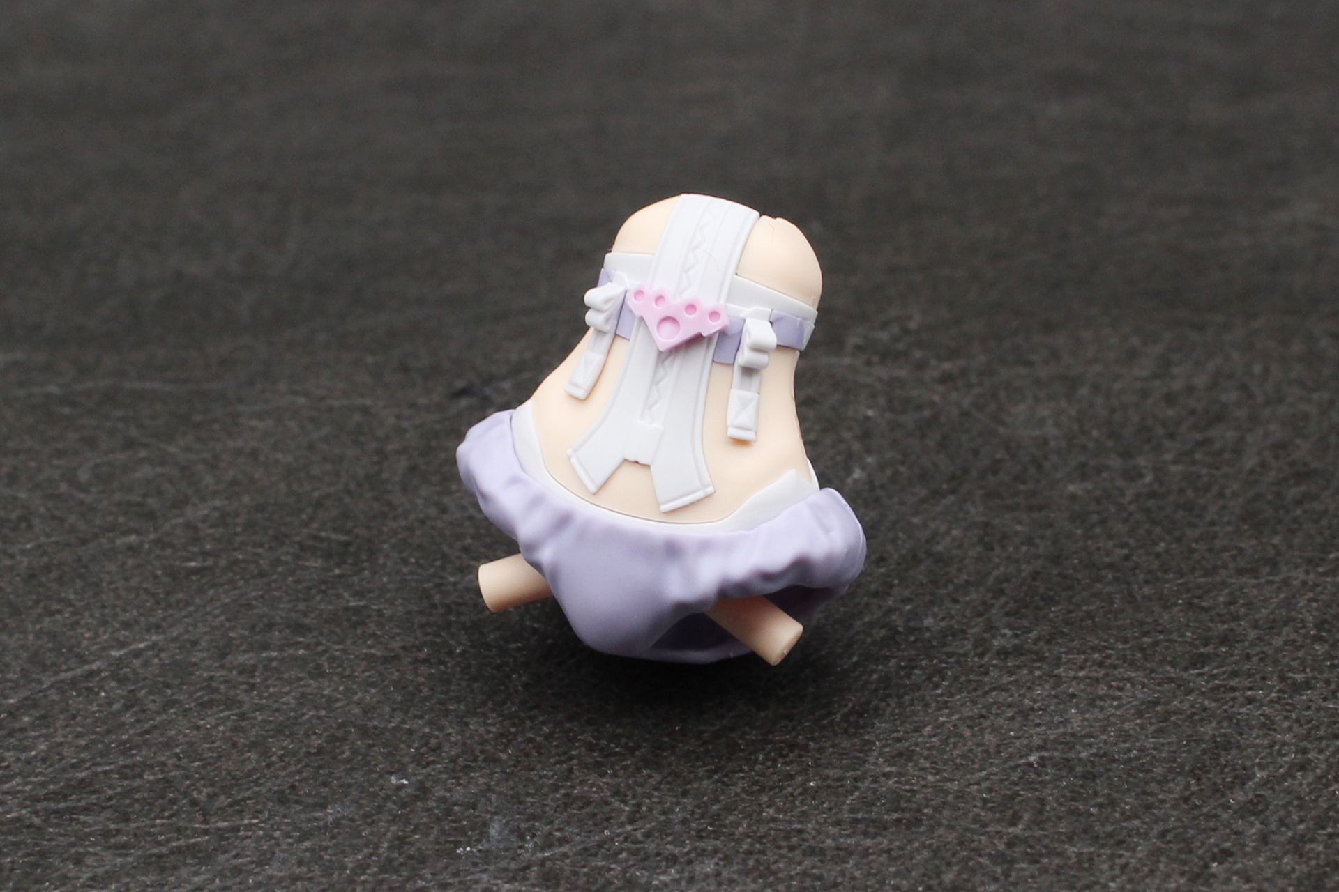 股関節を取り付けた後、パンツを取り付けて腹部が完成