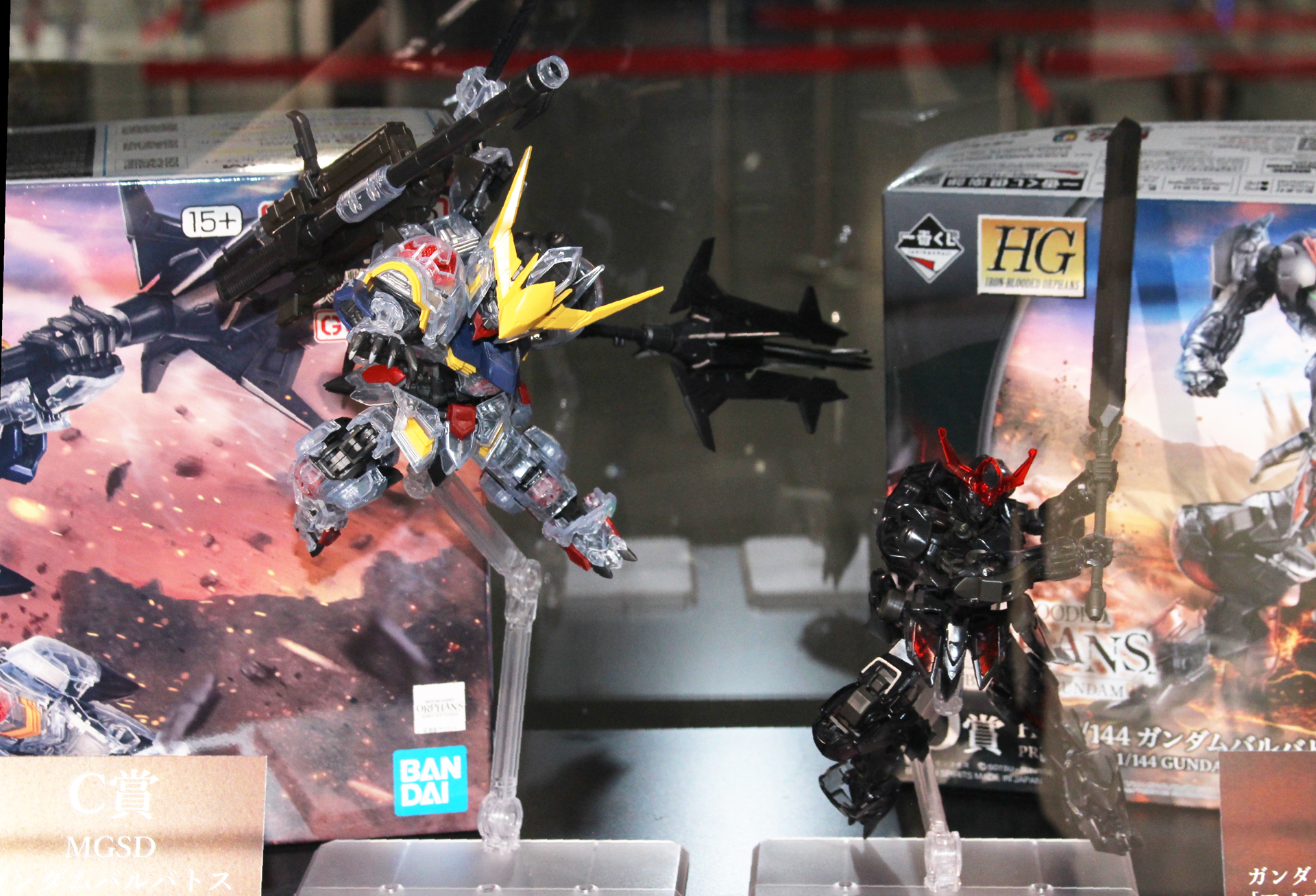 左からC賞「MGSD ガンダムバルバトス[ソリッドクリア]」、D賞「HG 1/144 ガンダムバルバトスルプス[アイアンブラッドクリア]」。どちらもガンプラのフォーマットで生産されている