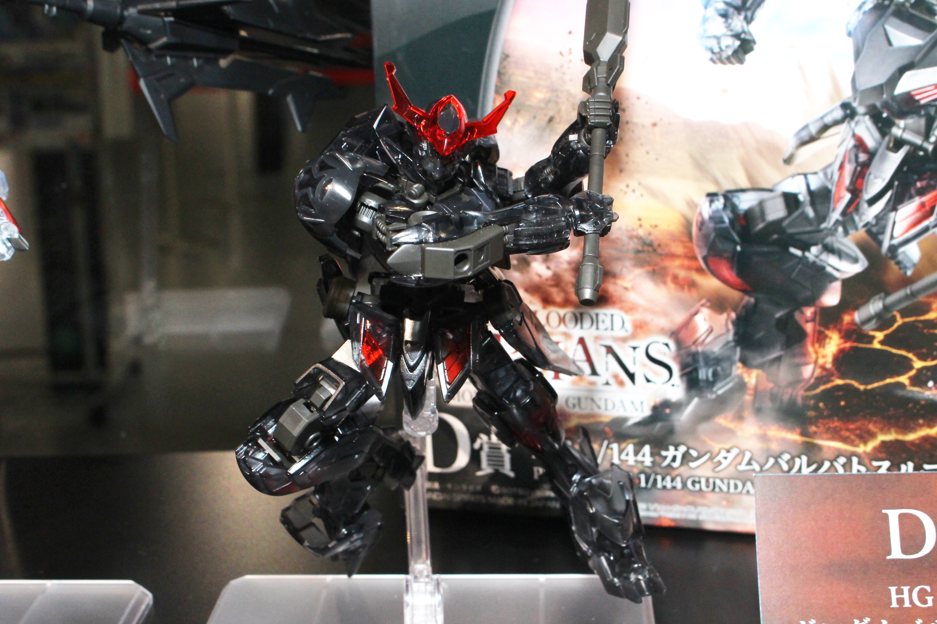 “鉄血”をイメージしたカラーだが、ガンダムベース限定のコーティング版とはかなりイメージが違う