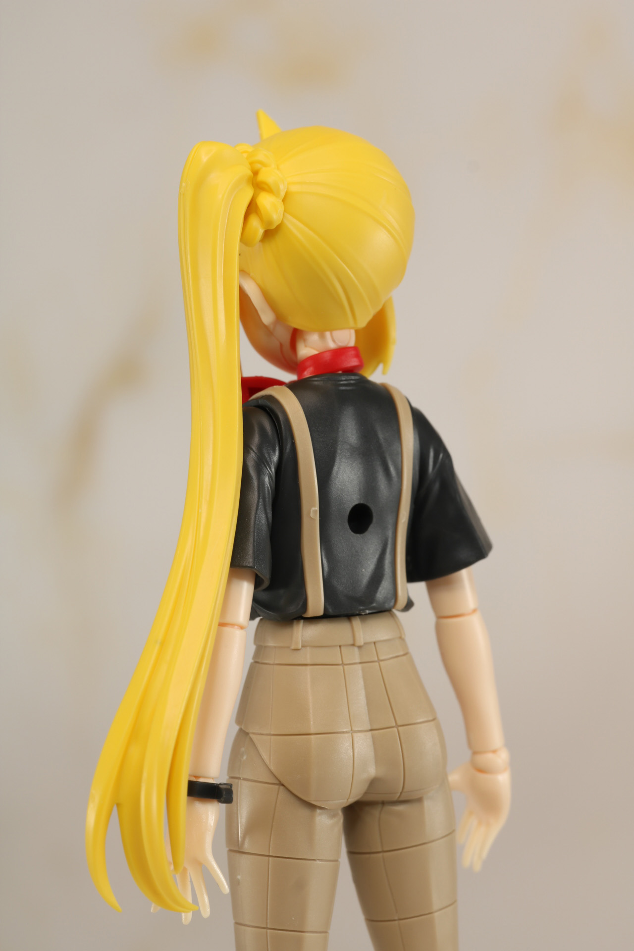 腰まで伸びたロングサイドテール