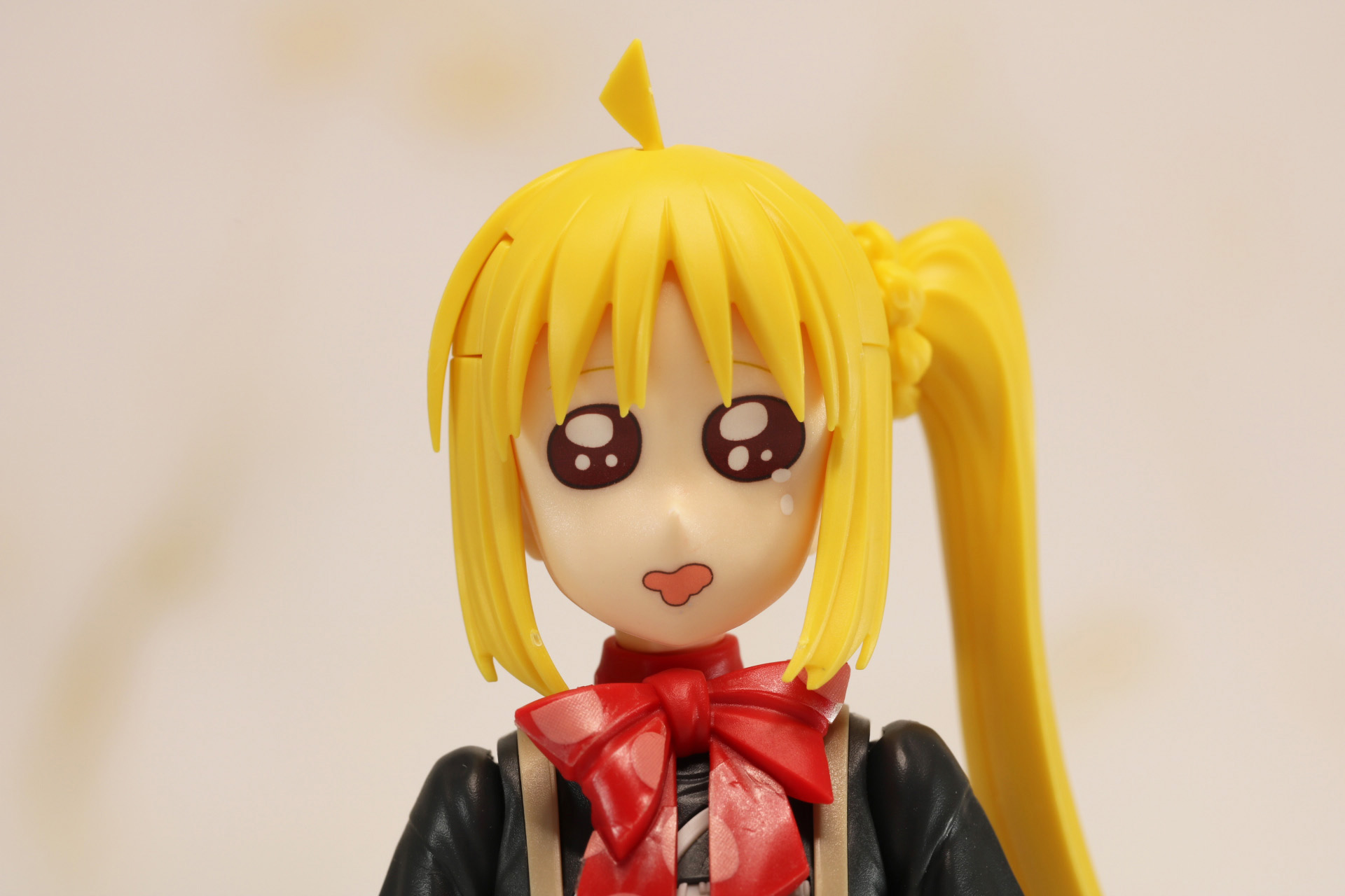 水転写式デカールからうるうるフェイスパーツ。「お、お姉ちゃんに会いたい……」と弱気な表情