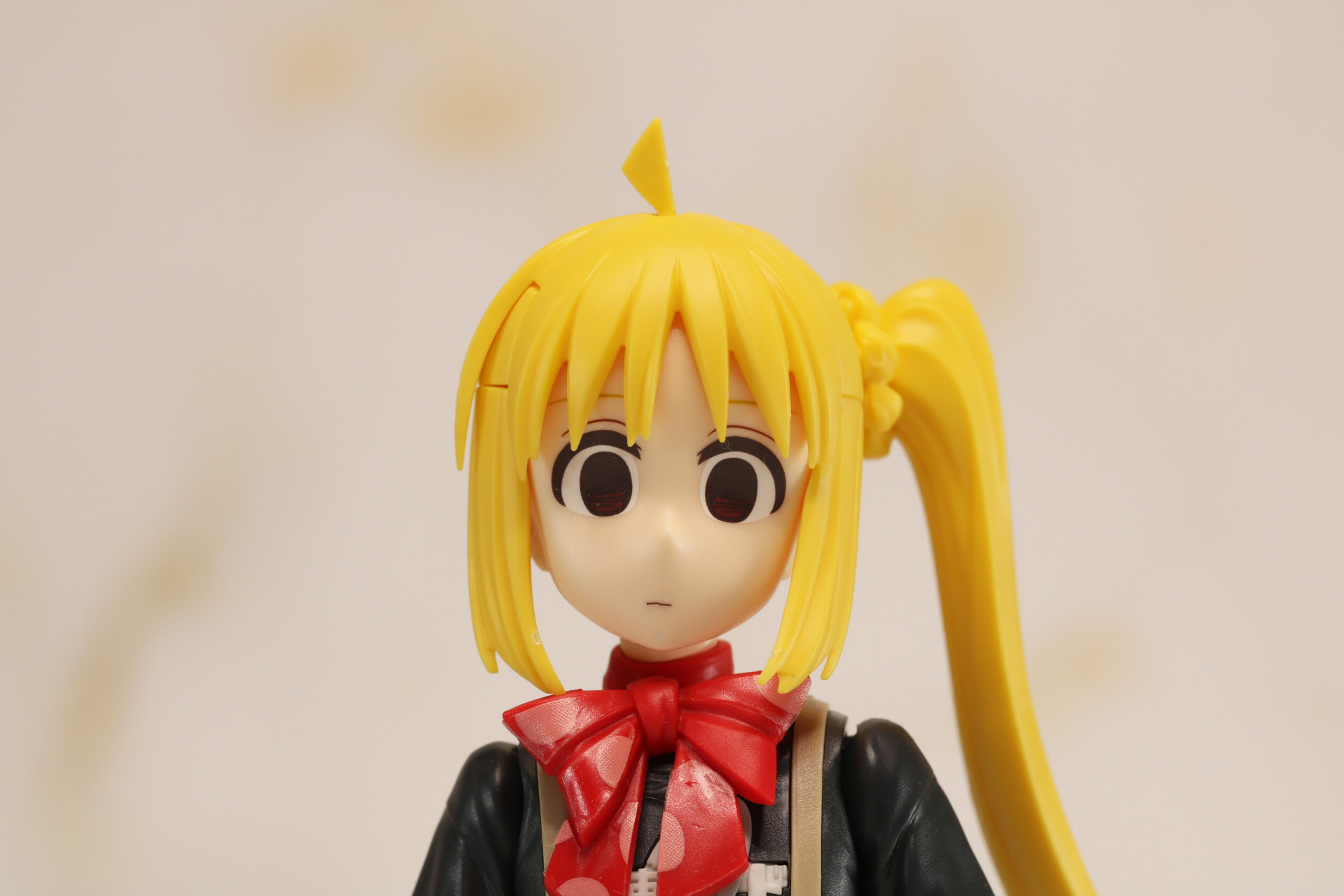 水転写式デカールから冷たいフェイスパーツ。ハイライトの消えた瞳で威圧感ある雰囲気が表現されている