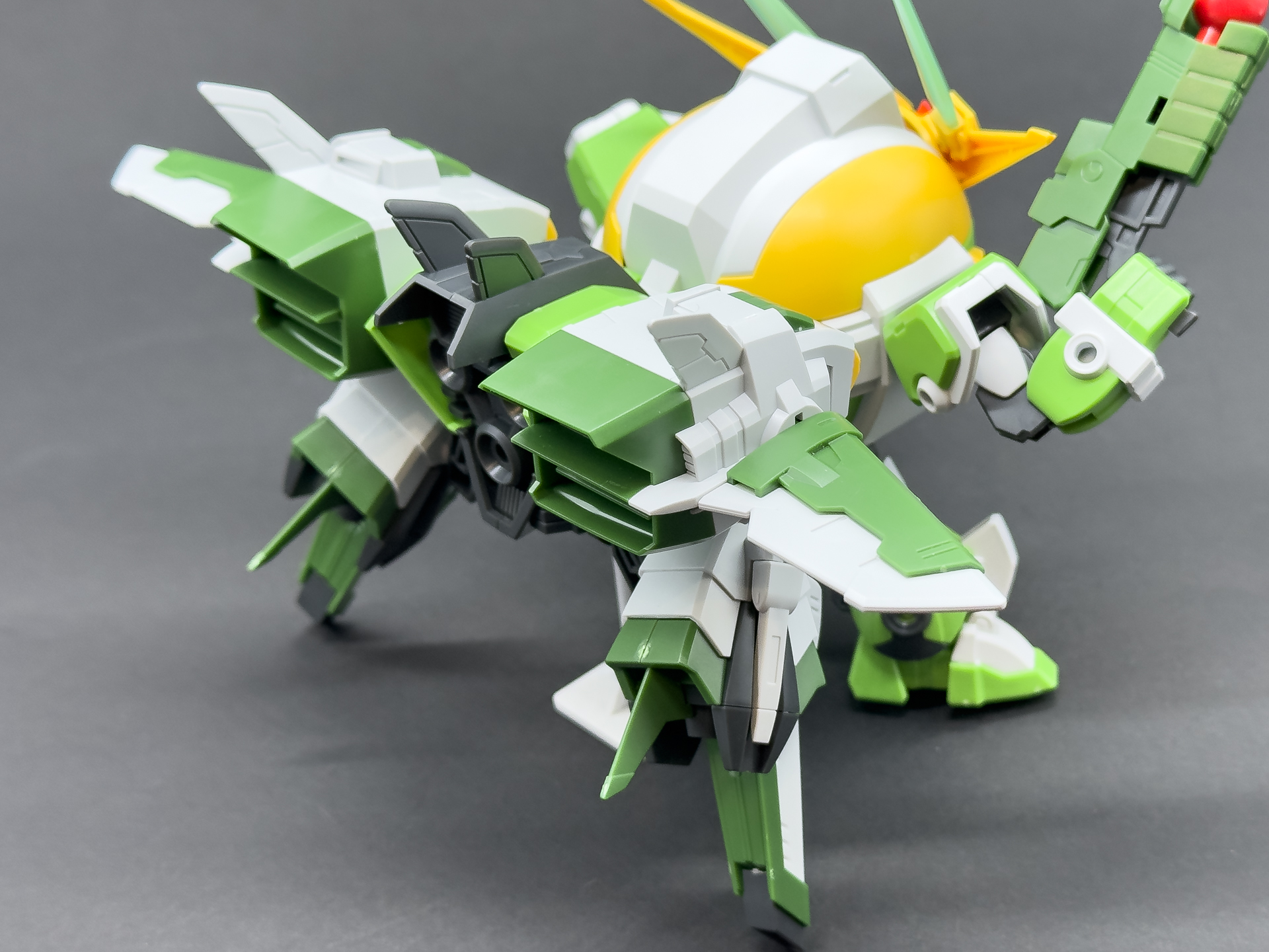 「HG Newケロロロボ」には特徴的な大型バックパックと豊富な武装パーツが付属します。