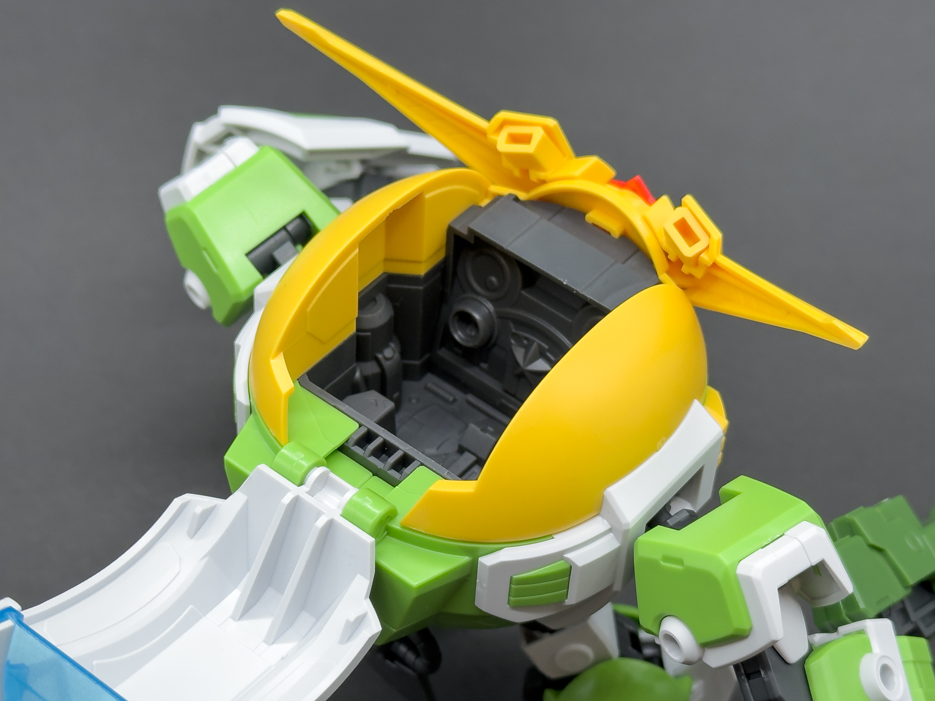 内部にはケロロ軍曹が搭乗できるコクピットが再現されています。