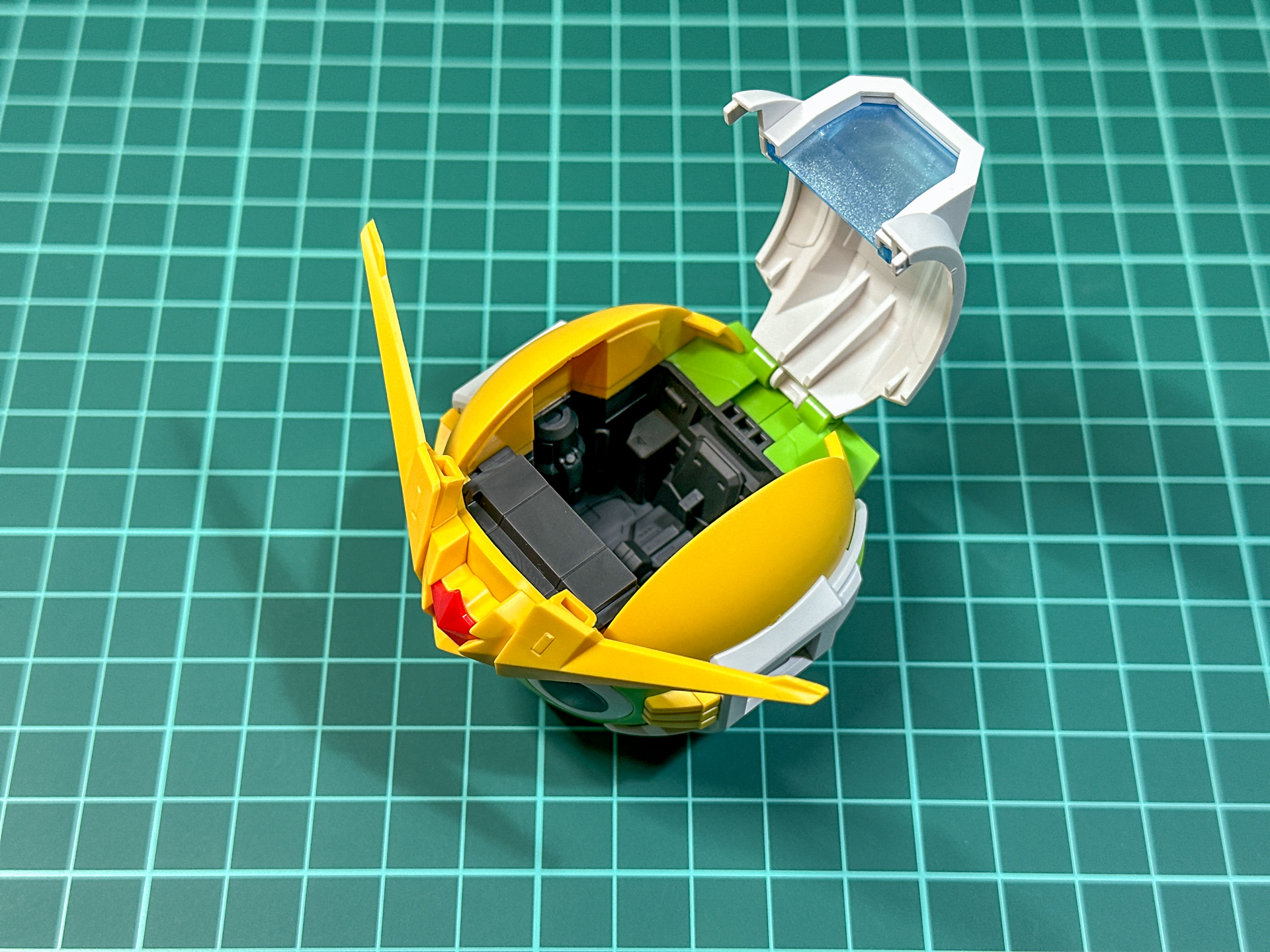 コクピットハッチは開閉でき、内部のコクピットの造形を確認できます。