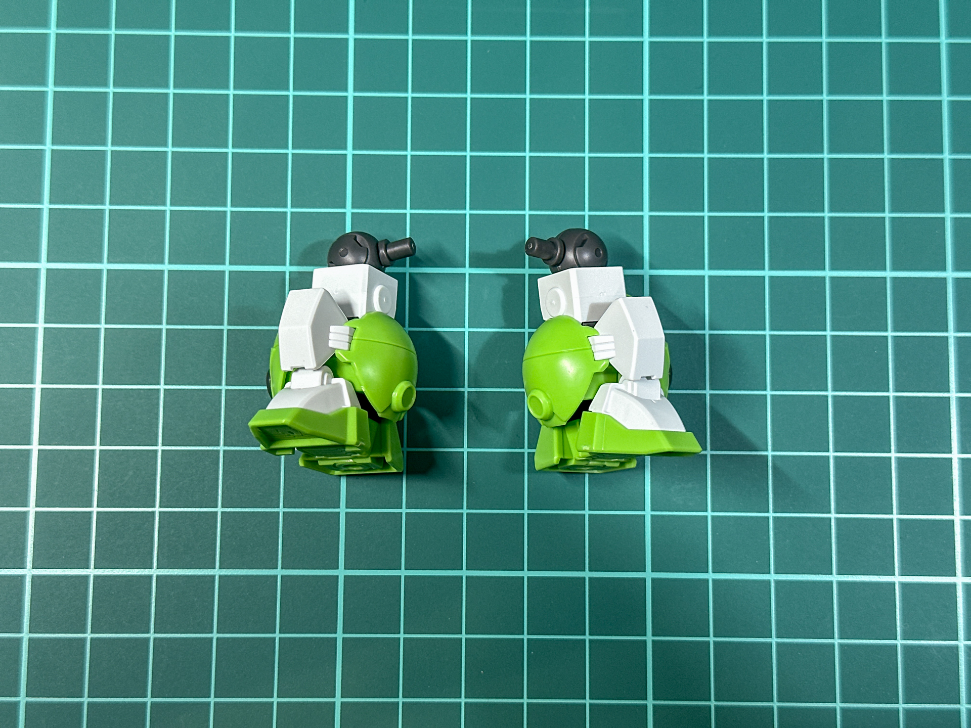 脚部も腕部と同様に左右対称形状です。