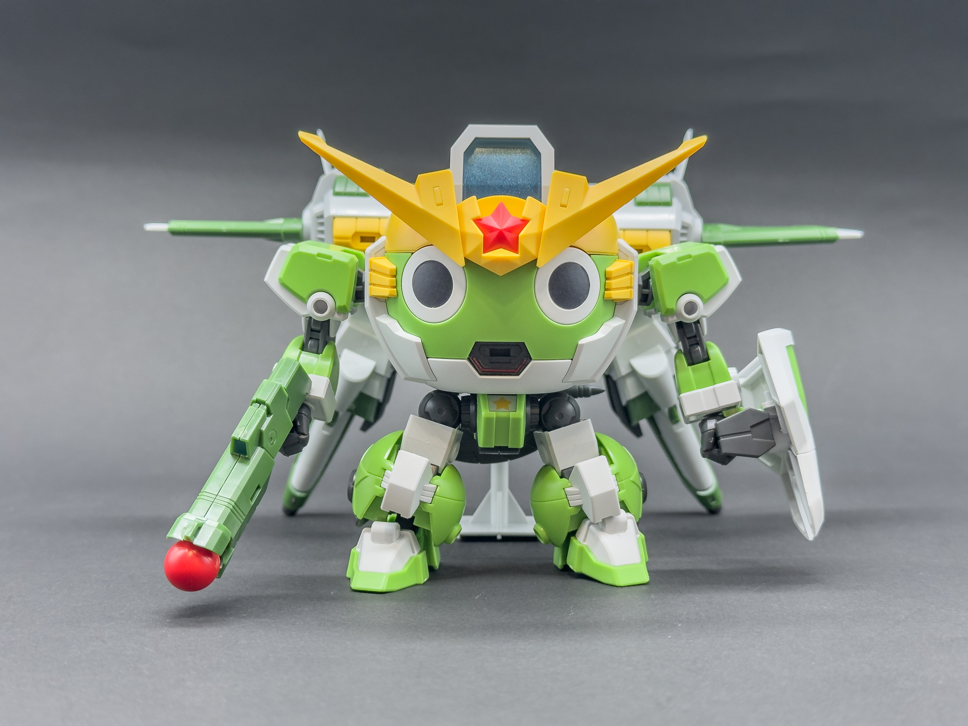 正面から見た「HG Newケロロロボ」はこれまでのケロロロボと比較して低頭身ですが、パーツ密度が高く重量感のあるデザインです。