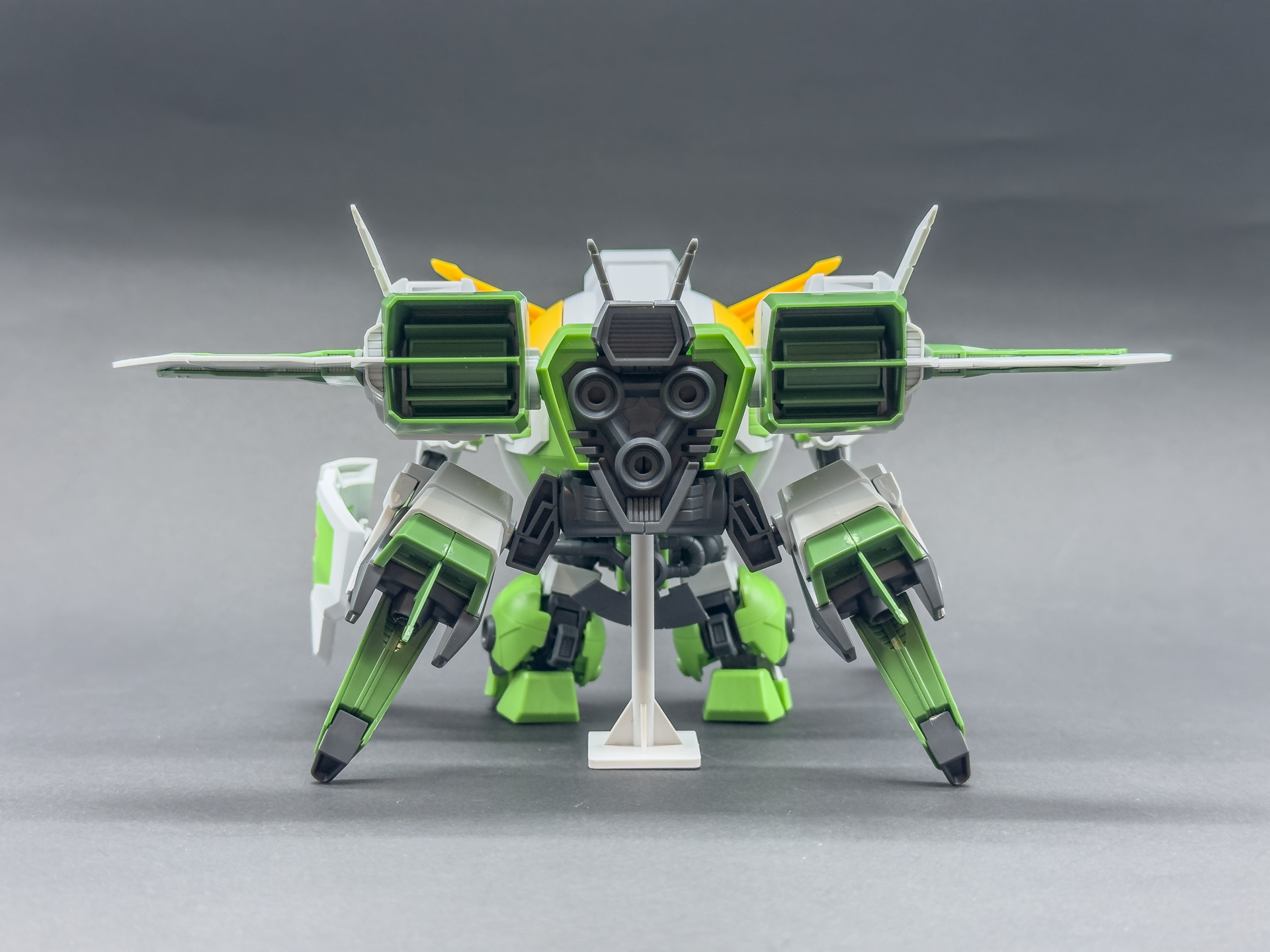 本機のバックパックは本体と同等のサイズ感があります。