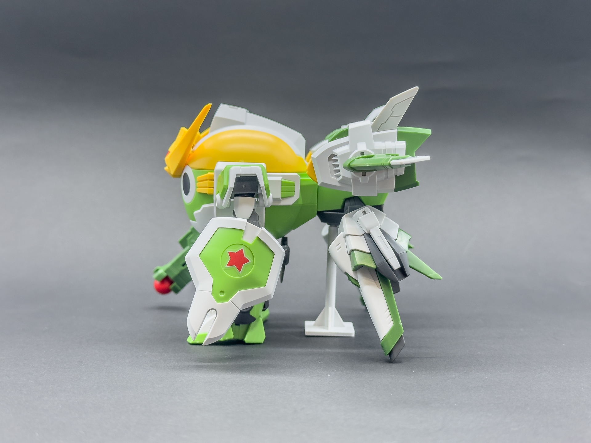 本機のシールドはハンドパーツによる保持ですが小型なこともありしっかりとホールドできます。
