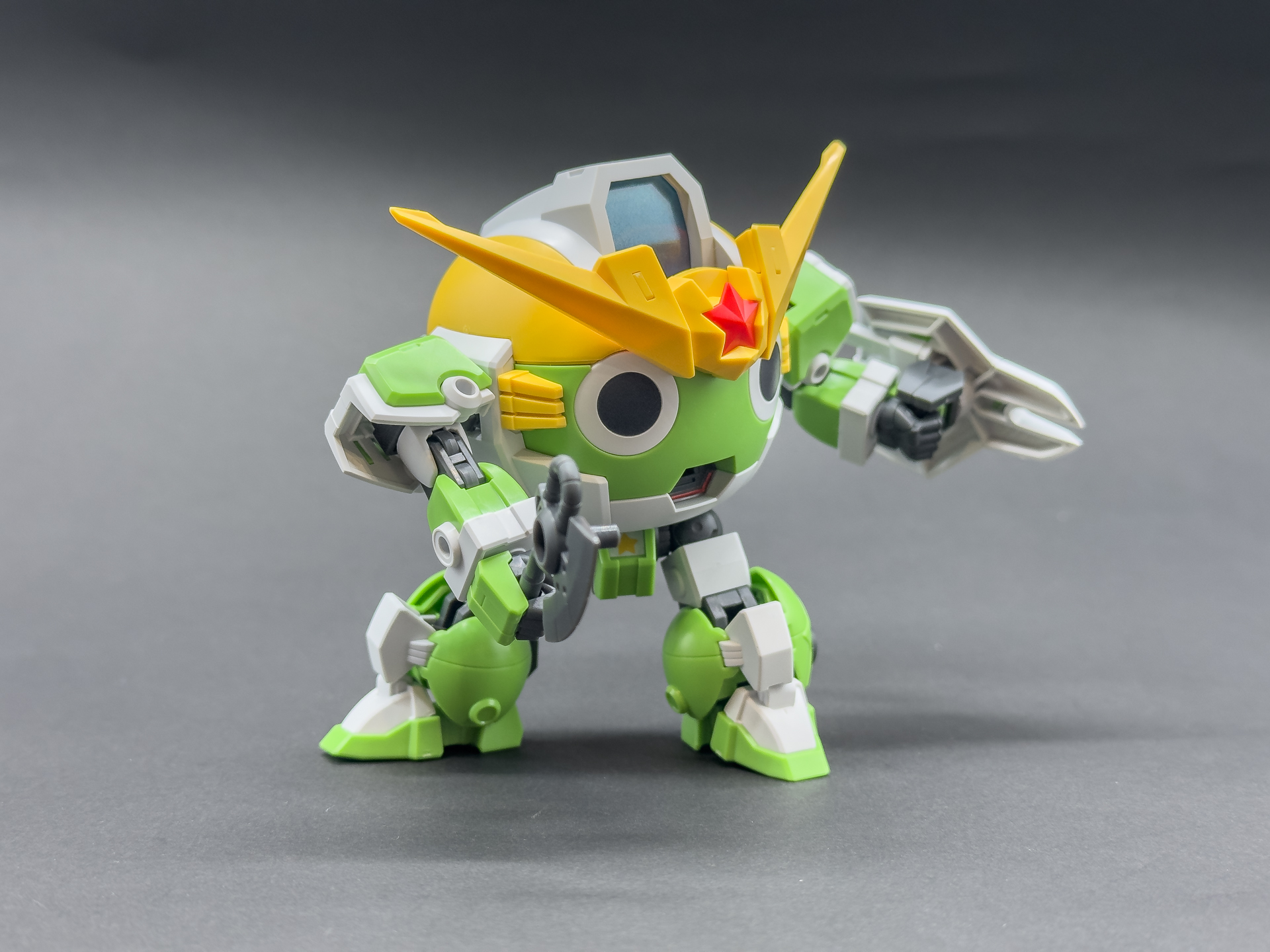 手持ち武装のケロンホークは腰部にもマウントできます。