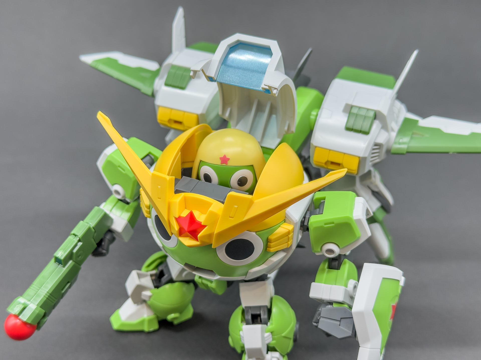 「ケロロ軍曹プラモコレクション ケロロロボMk-II」付属のケロロ軍曹フィギュアを搭乗させられます。