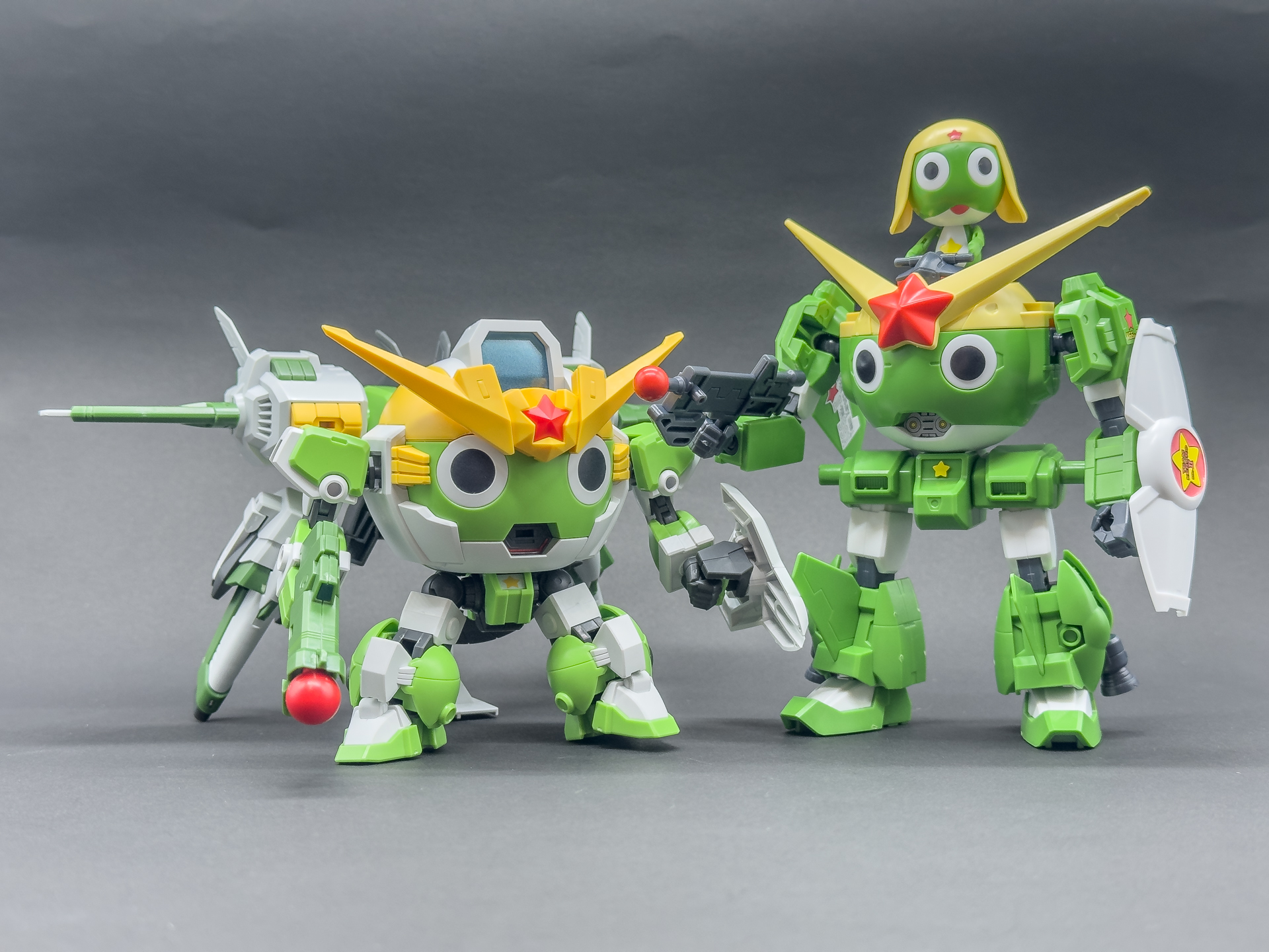 「HG Newケロロロボ」と「ケロロロボMk-II」を並べることでケロロロボの進化を楽しめます。