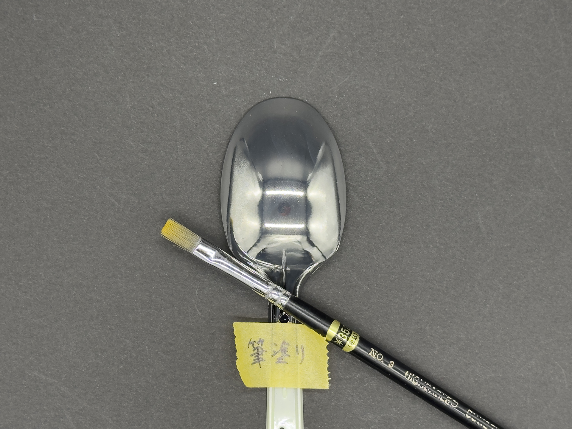本塗料は筆塗りでもメッキ表現ができる塗料です