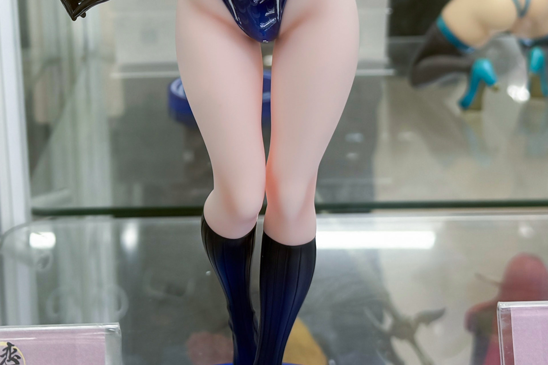 素肌が艶めかしい