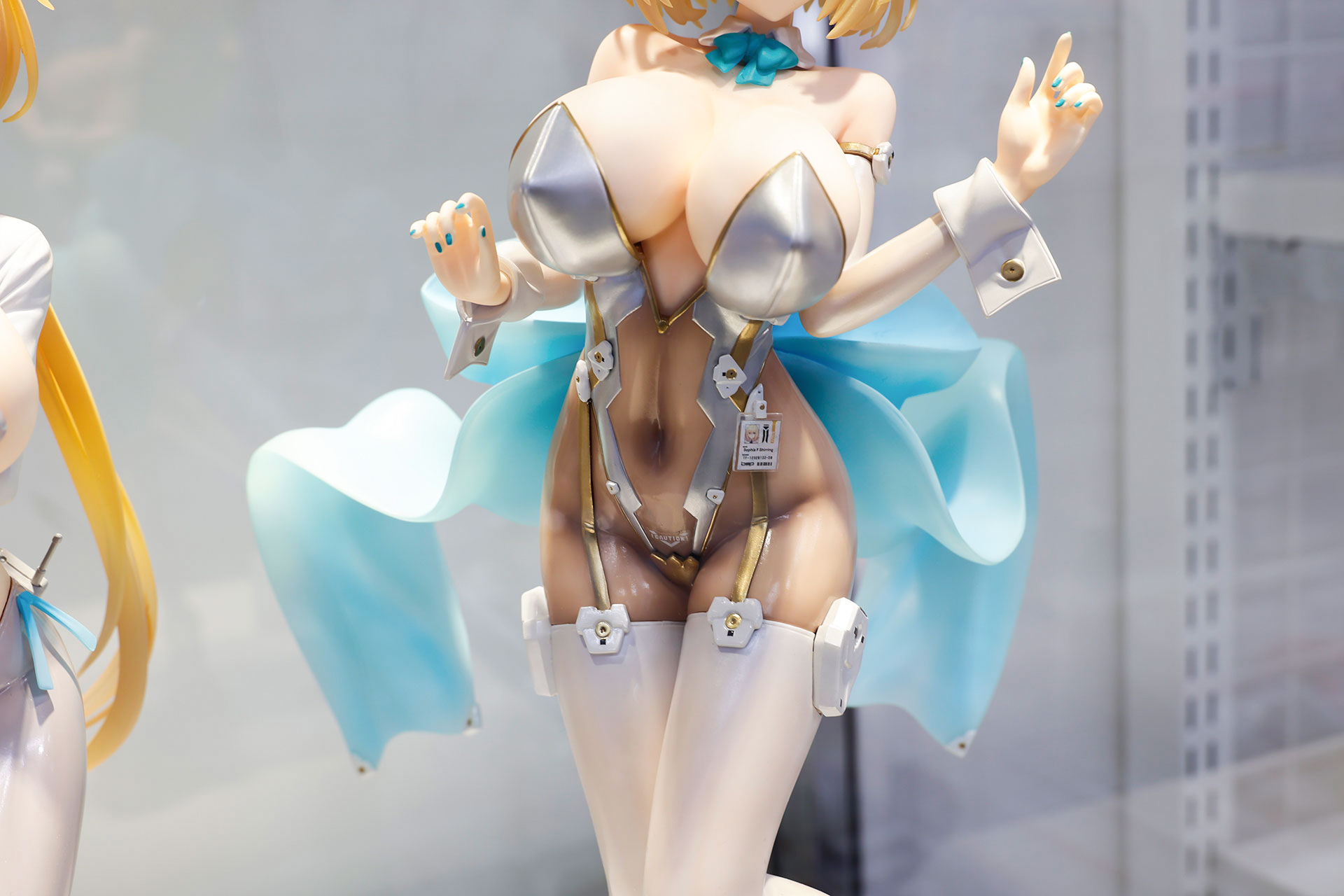 おへその窪みもくっきりわかる