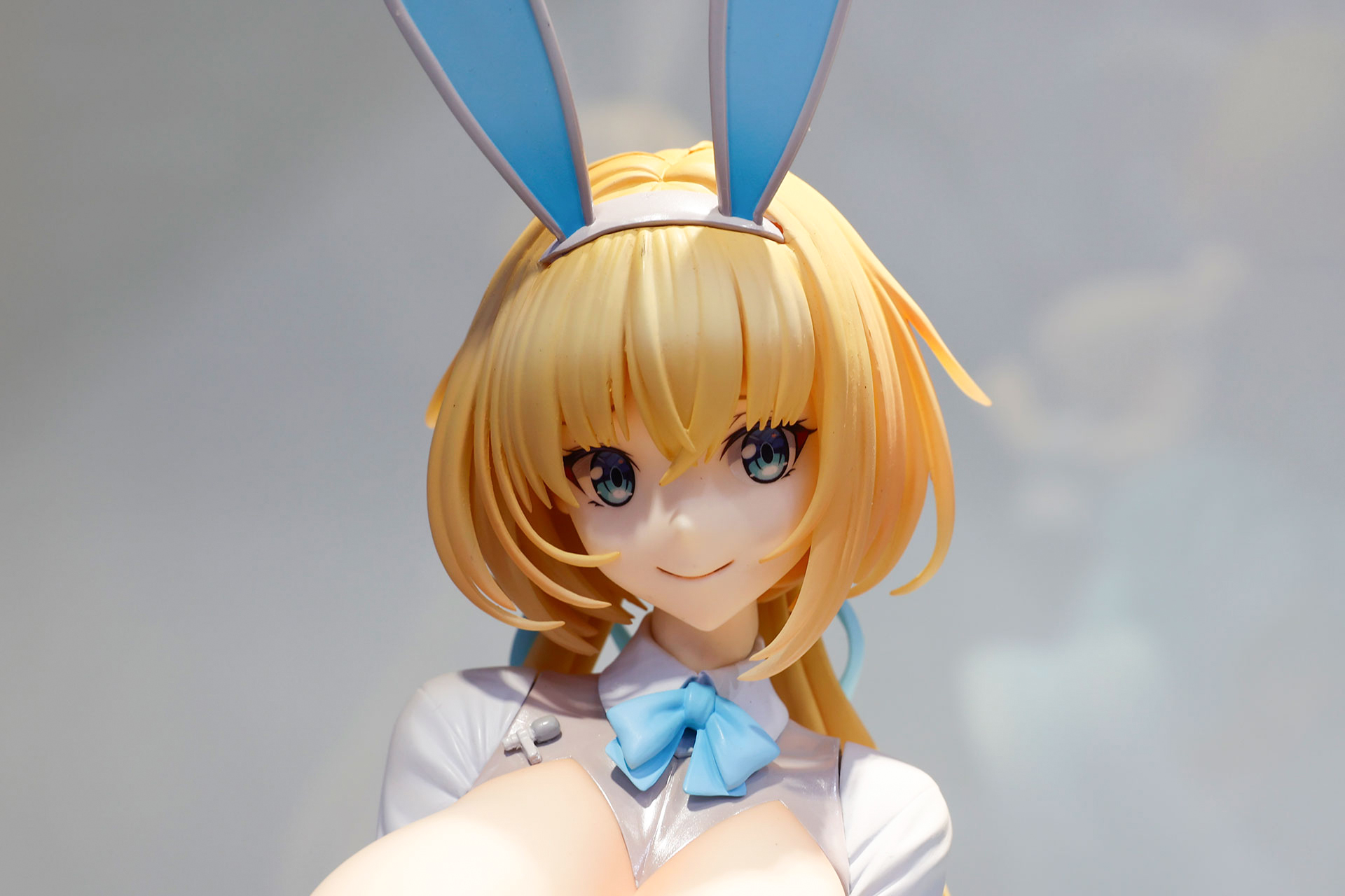 こちらのソフィアは、少しいたずらっぽい表情をしている