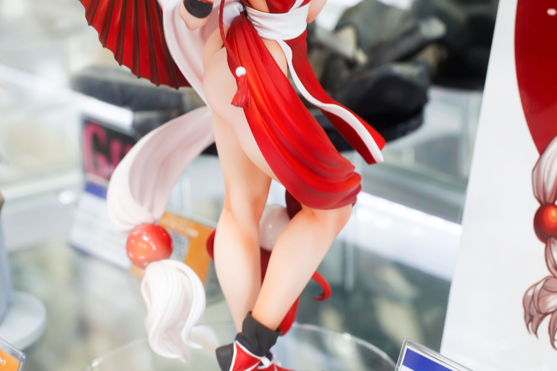 腰から脚にかけての造形も美しい